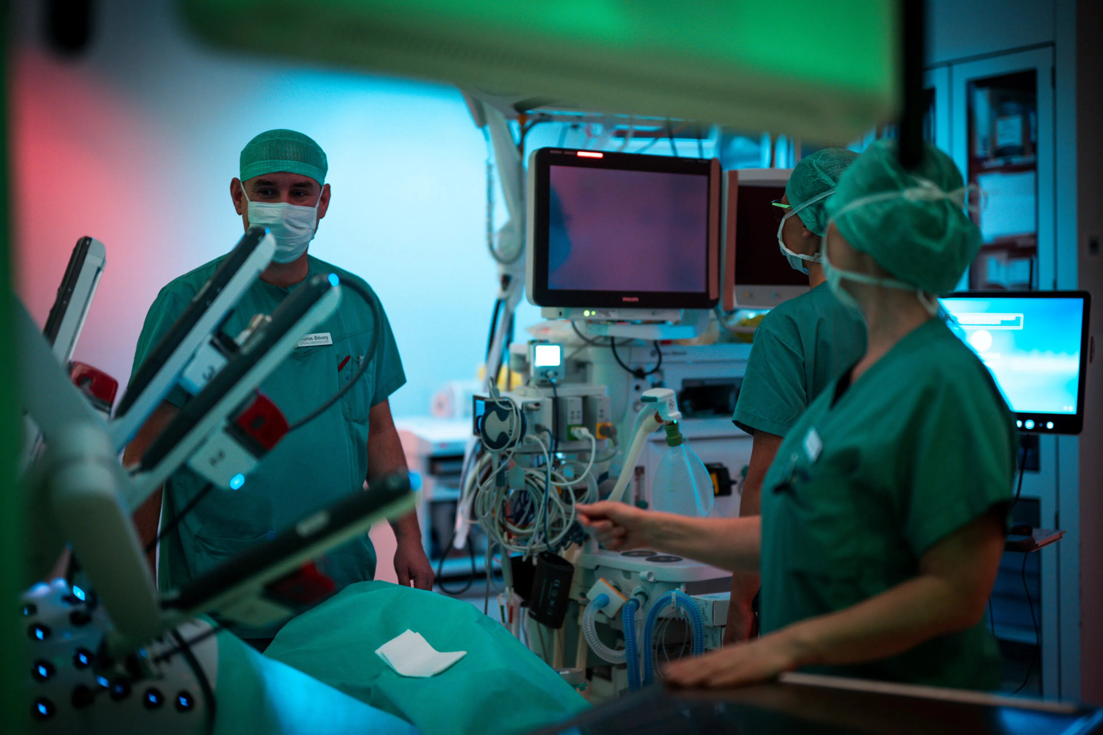 Kirurger i grønt på en operasjonssal