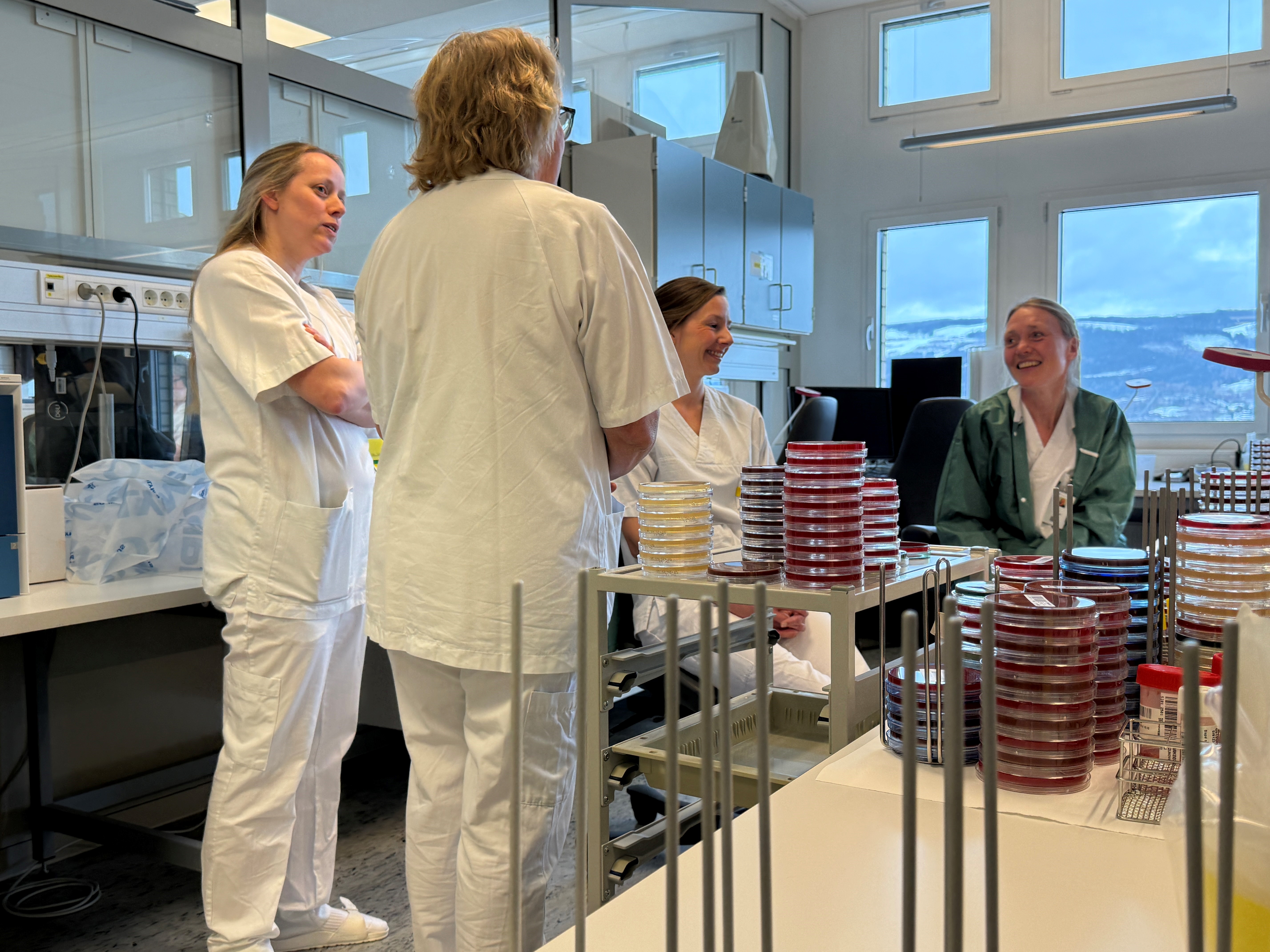 En gruppe mennesker i et laboratorium