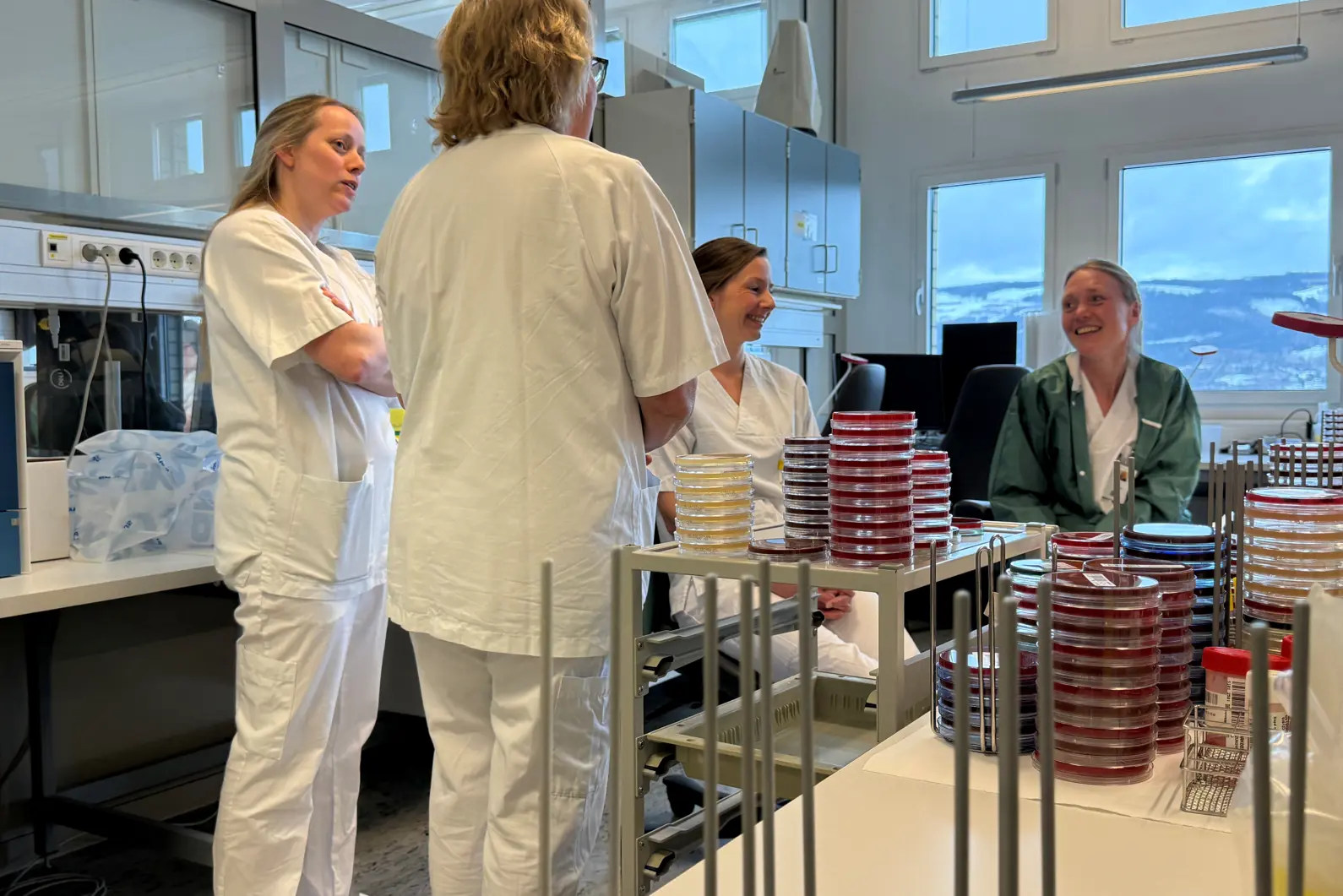 En gruppe mennesker i et laboratorium