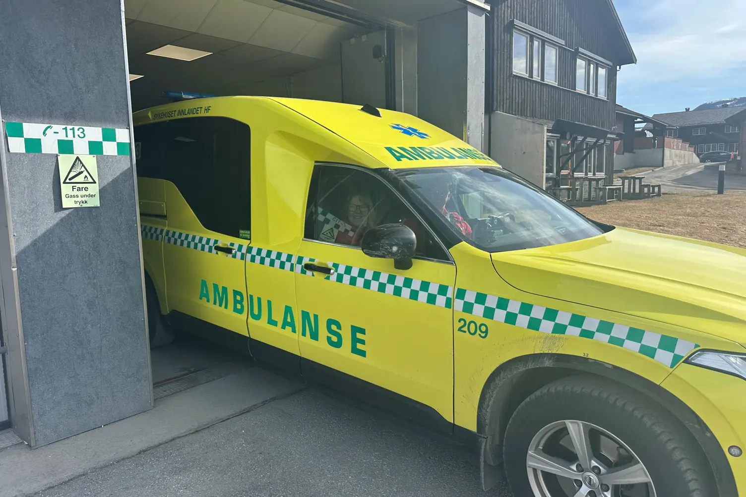 En gul og grønn bil