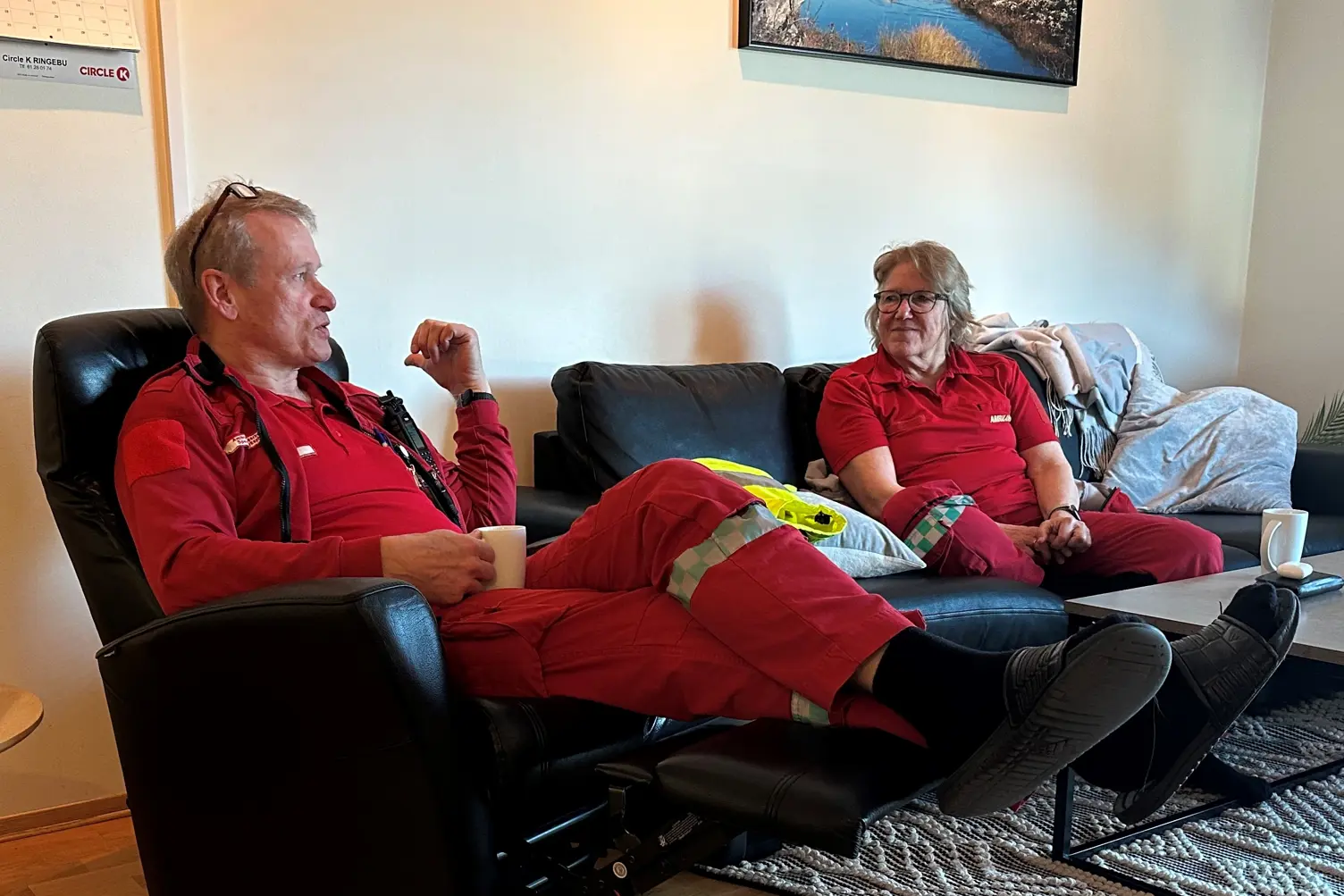 Hospitanten spiser lunsj med ambulansepersonellet