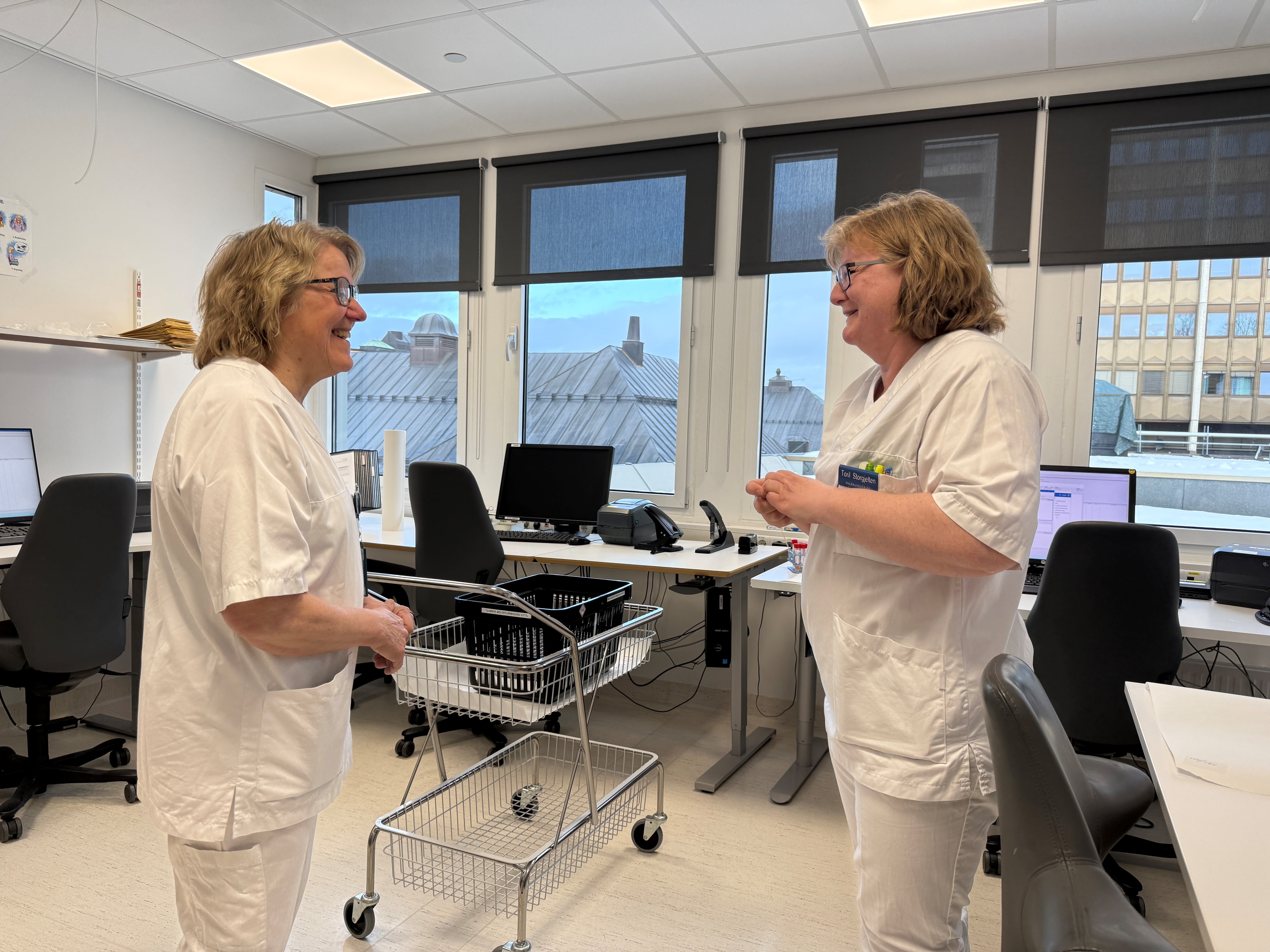 Hospitanten får omvising i mikrobiologens nye lokaler