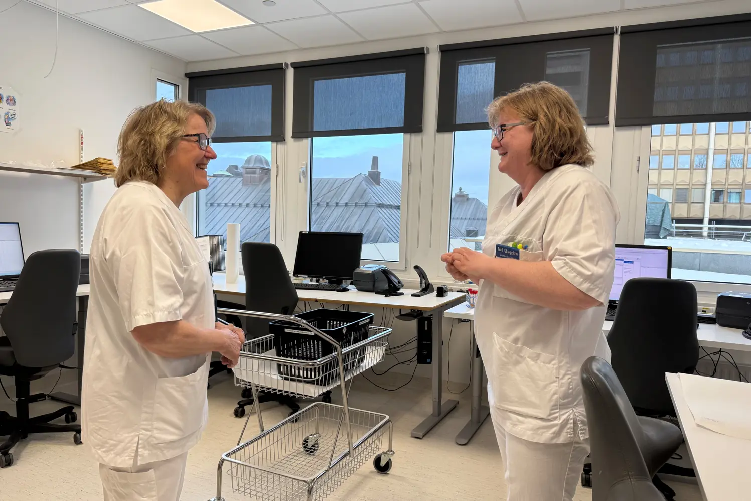 Hospitanten får omvising i mikrobiologens nye lokaler