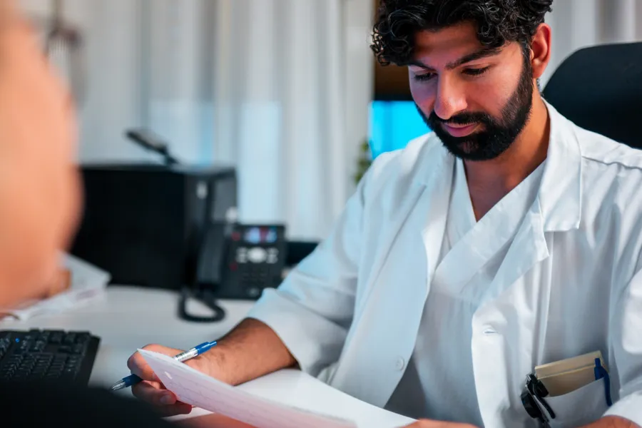 Mannlig lege med pasient.