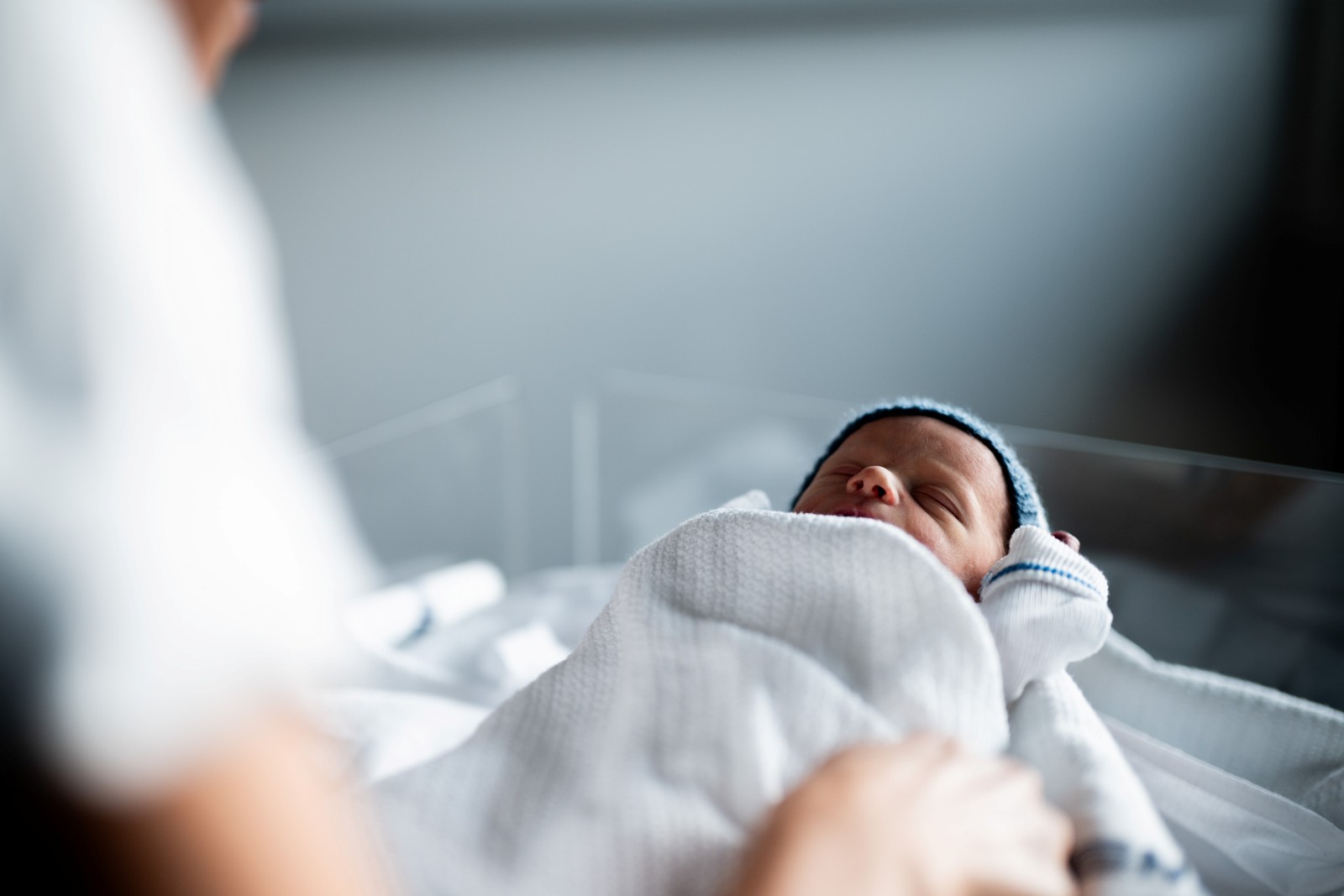 Nyfødt baby i sykehuskrybbe