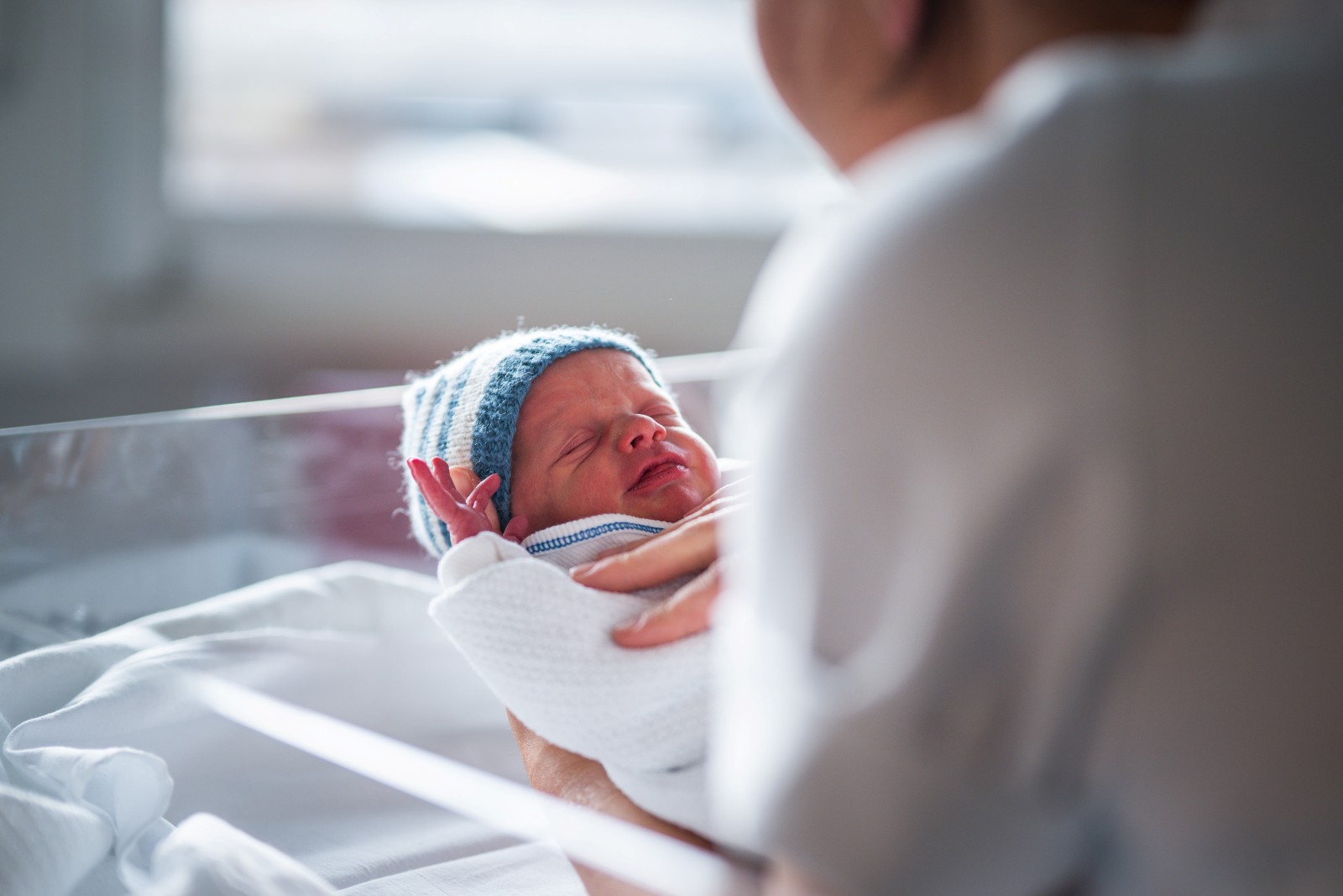 Jordmor holder nyfødt baby