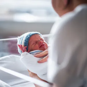 Jordmor holder nyfødt baby