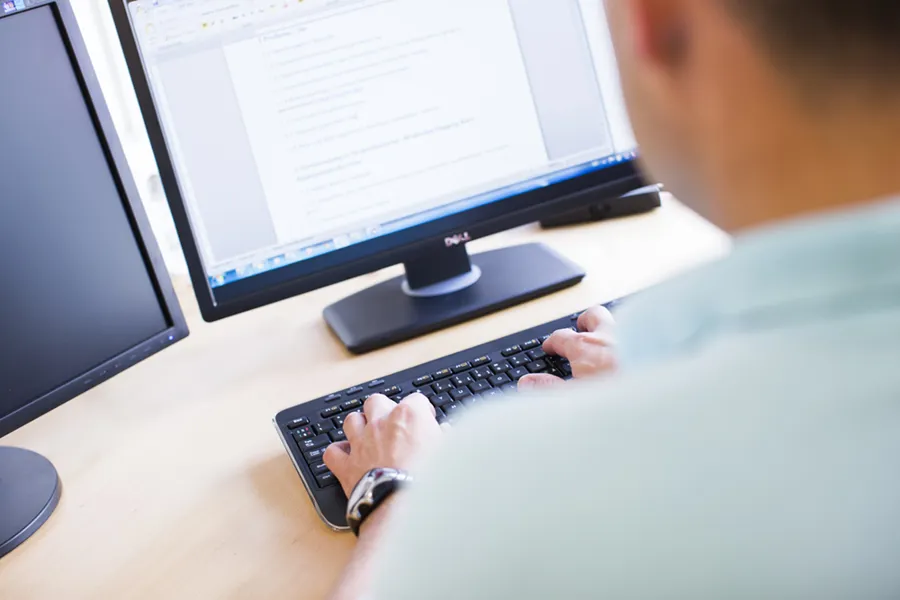 En person som skriver på et tastatur