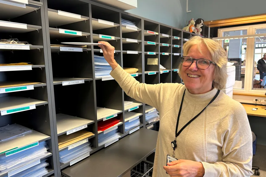 En person som holder en bok