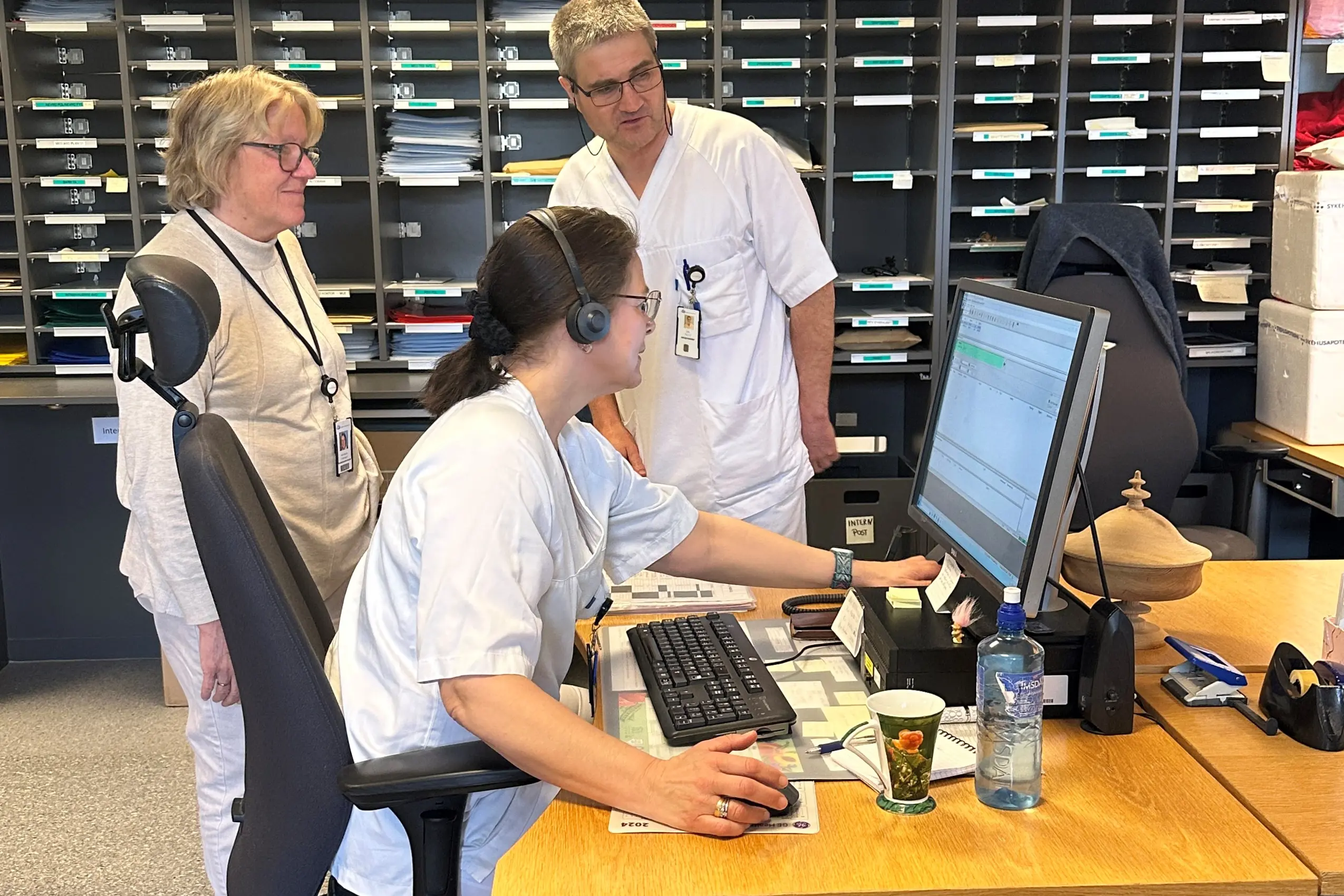 En gruppe mennesker som ser på en dataskjerm