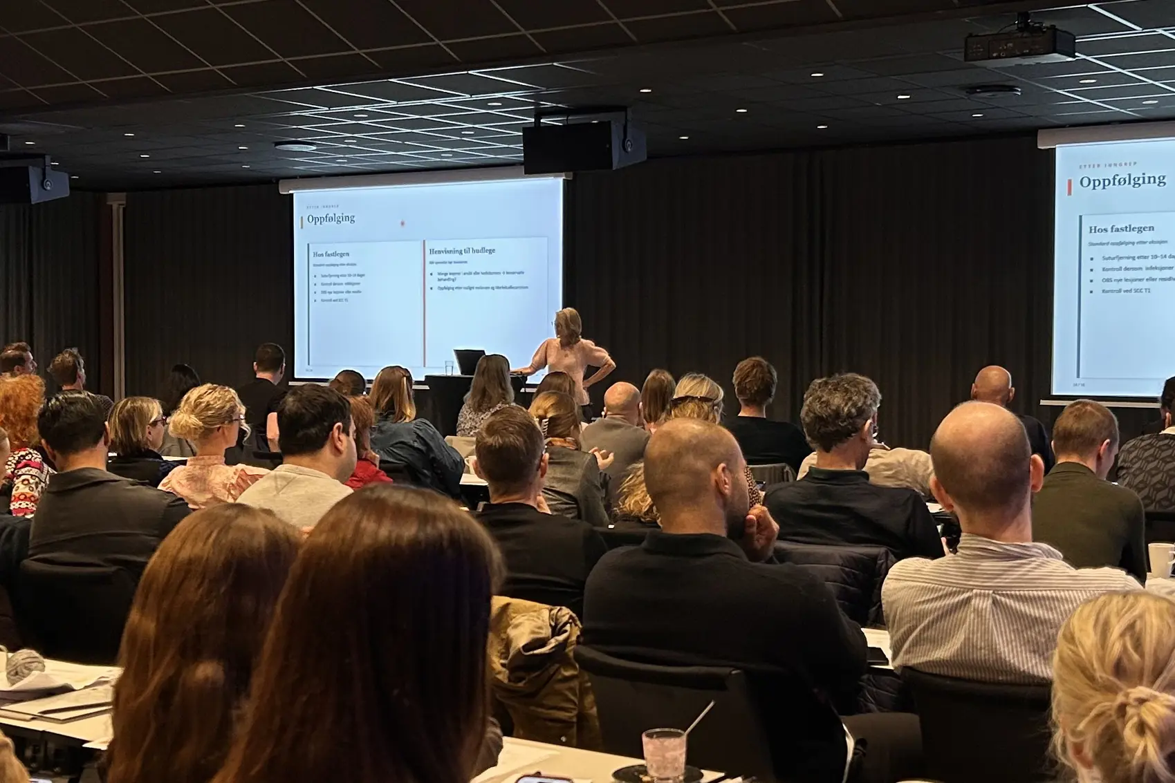 En gruppe mennesker i et rom
