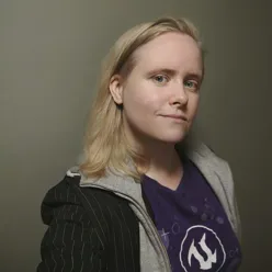 En person med blondt hår