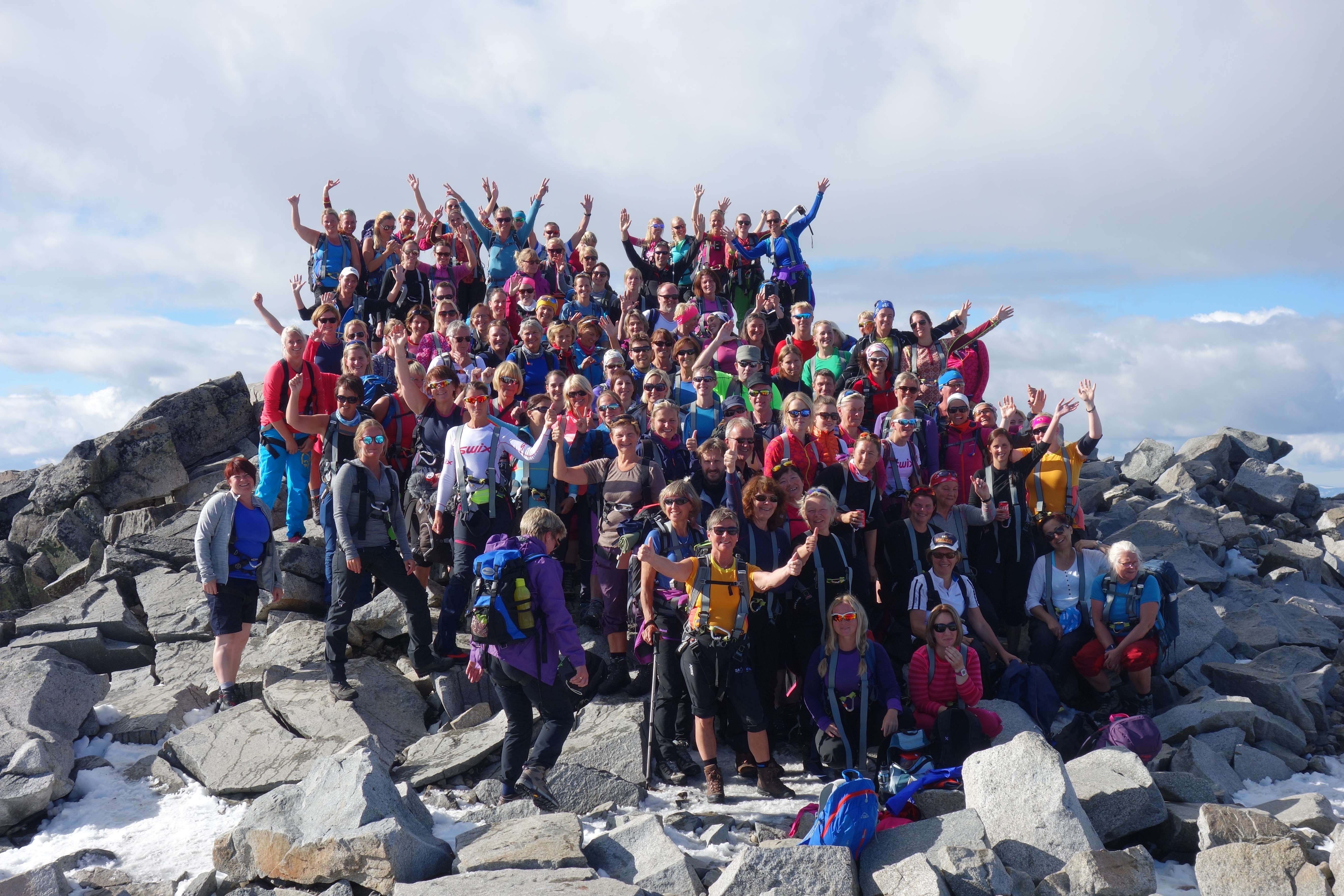 Mange ansatte på fjelltur, gruppebilde.