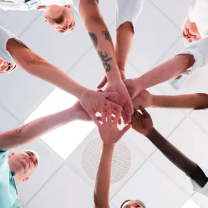 En gruppe personer i en sirkel