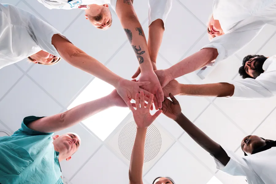 En gruppe personer i en sirkel