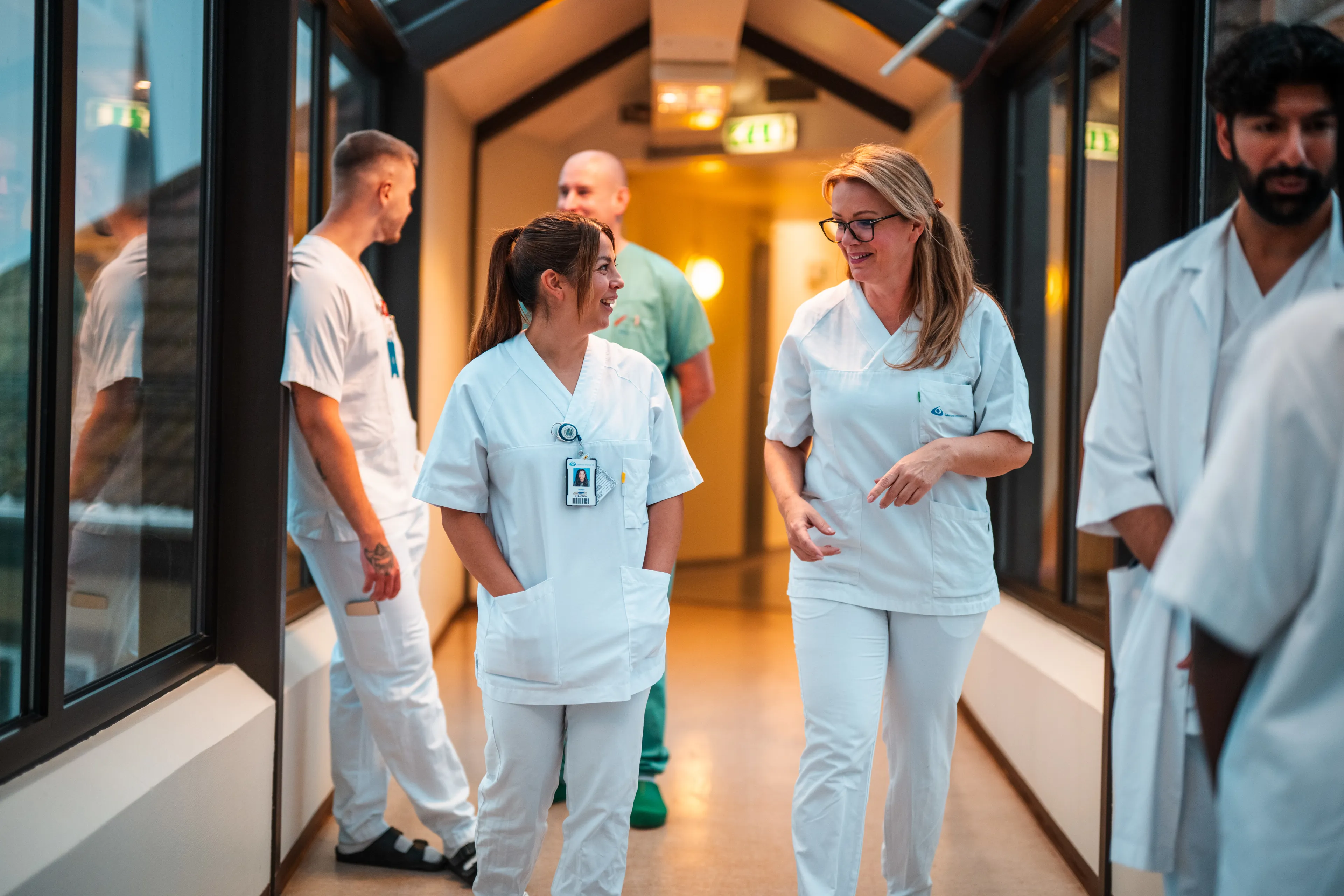 En gruppe mennesker som går