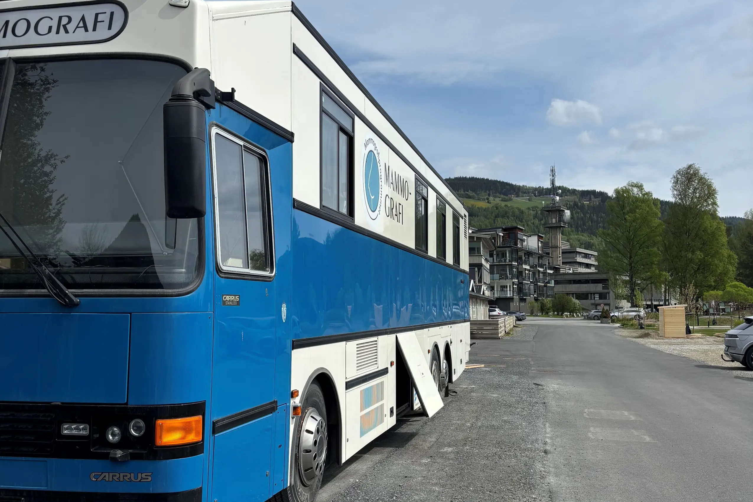 En blå og hvit buss