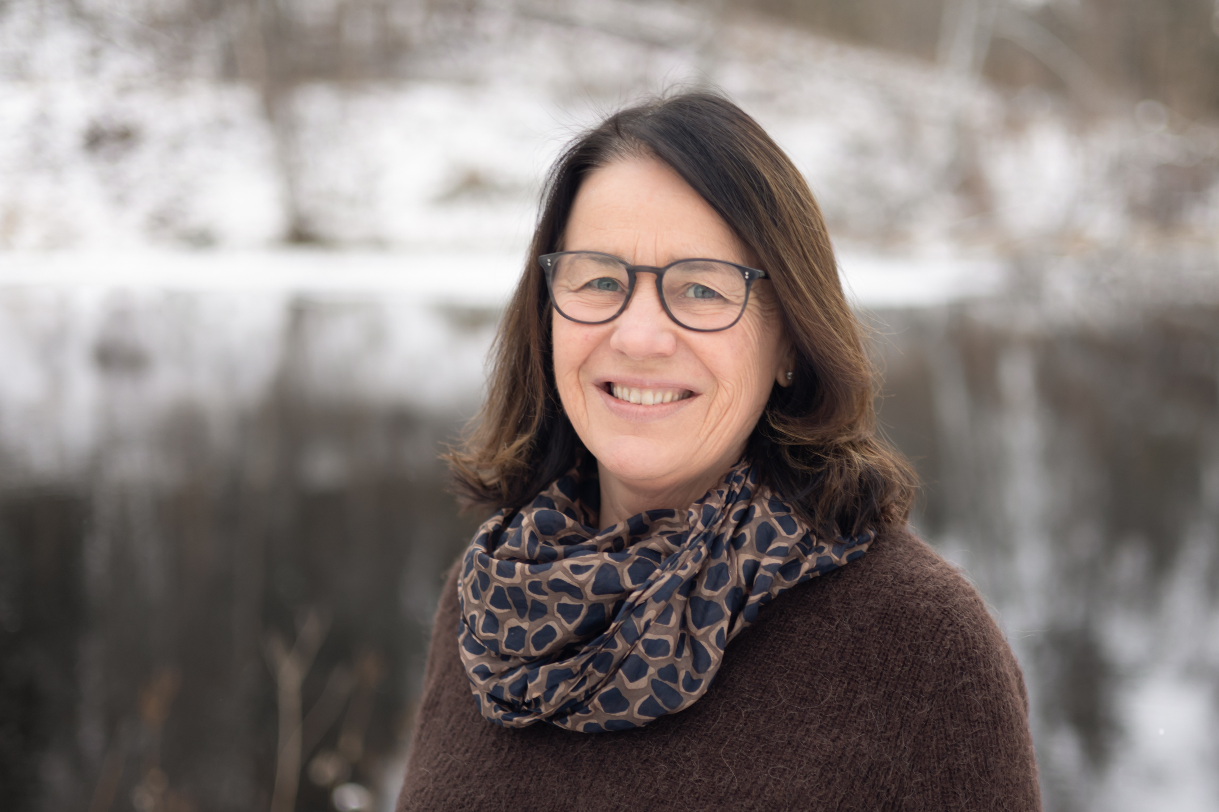 En person som bruker briller