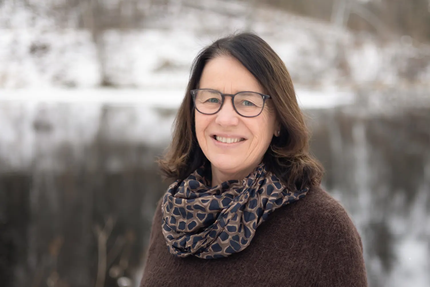 En person som bruker briller