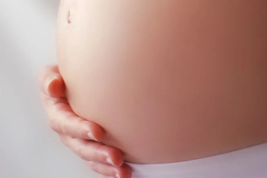 Nærbilde av gravid mage.