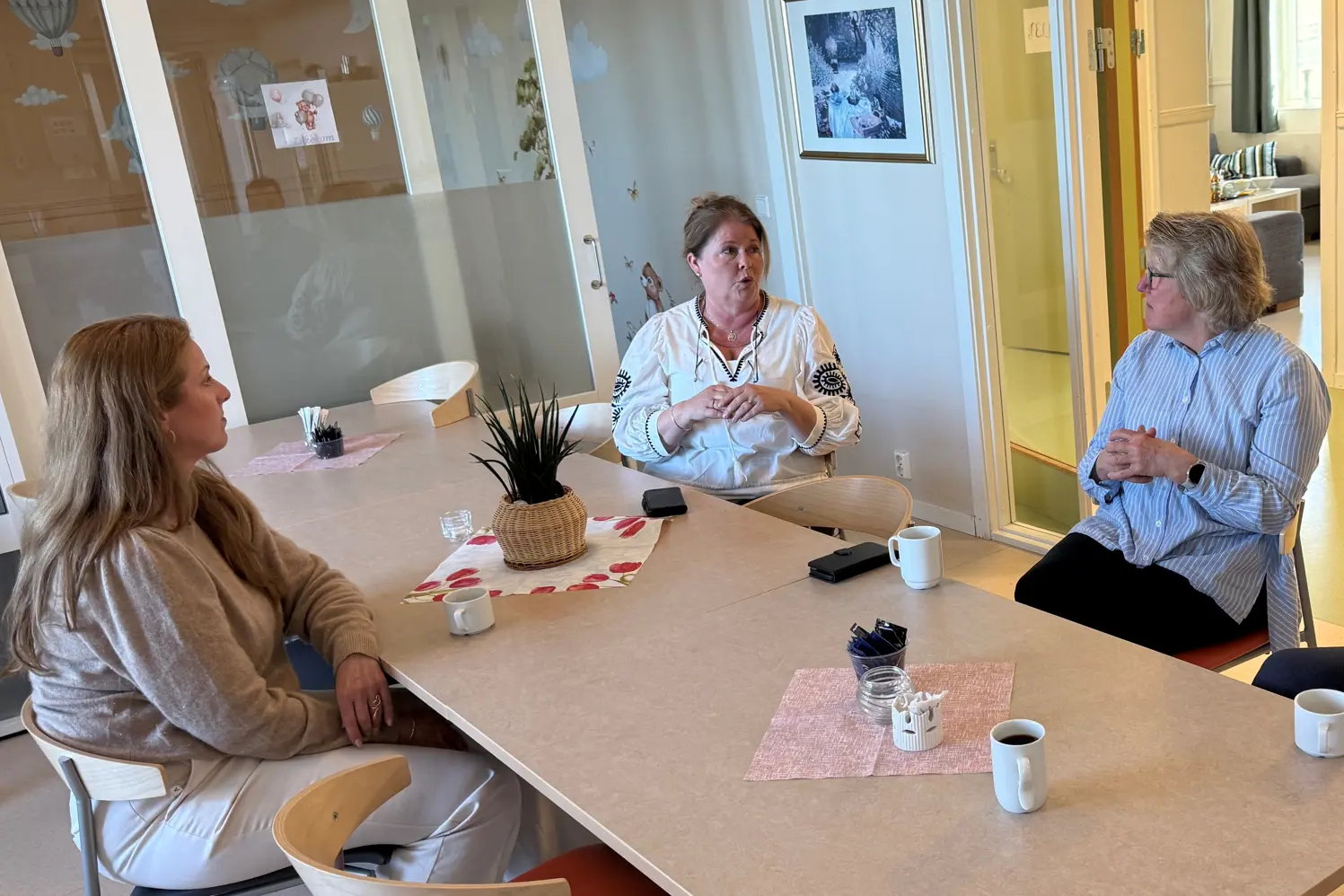 Administrerende direktør i samtale med avdelingssjef og enhetsleder