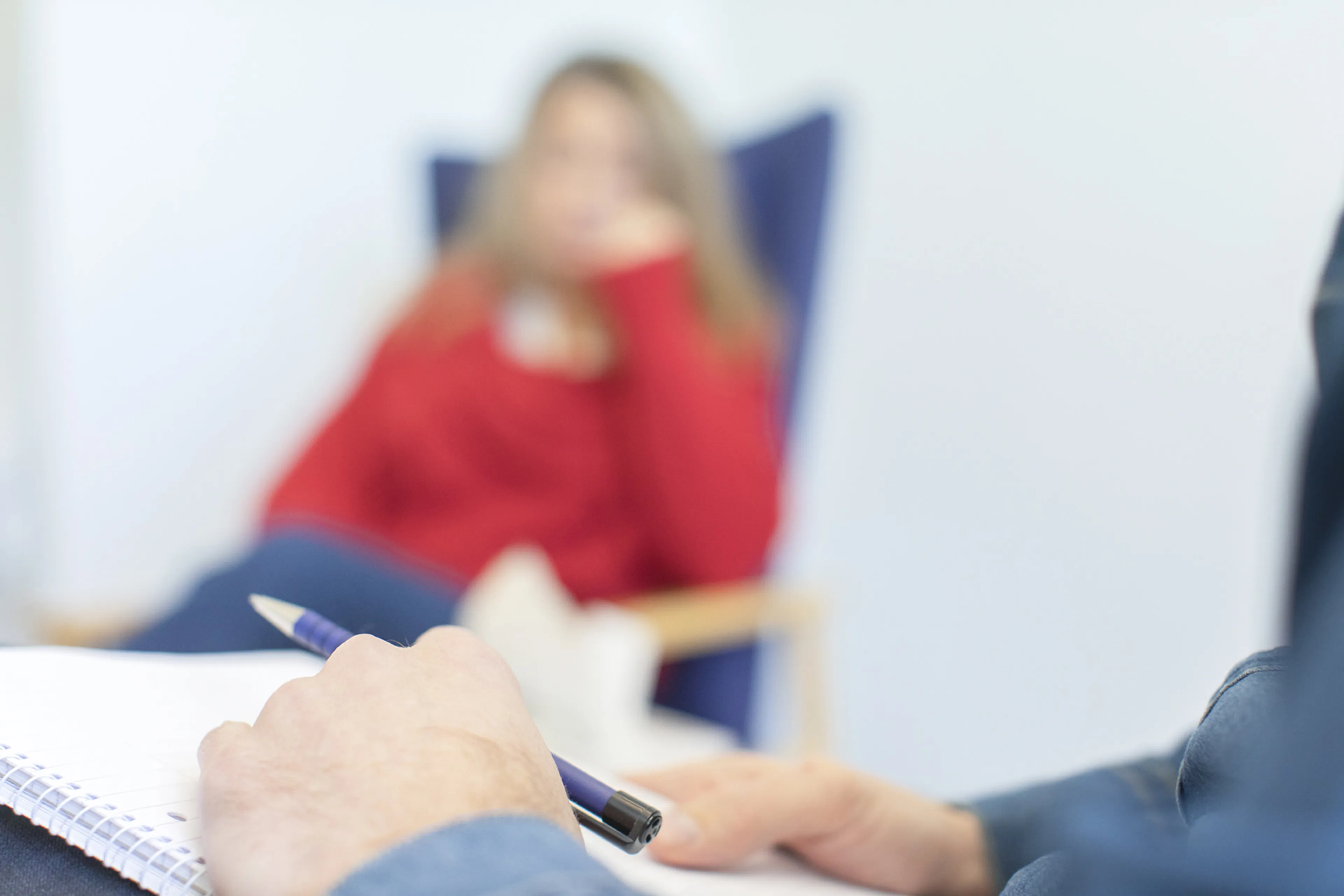 Nærbilde av folk som jobber på et kontor