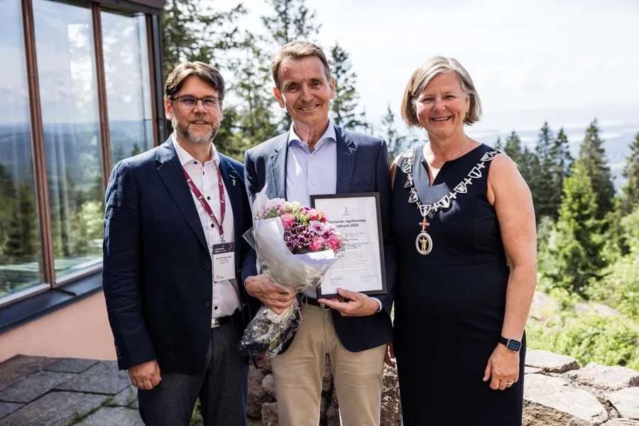 Pål Christensen sammen med representanter fra Legeforeningen.
