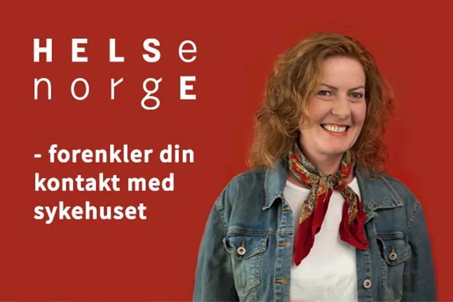 En person som smiler med rød bakgrunn