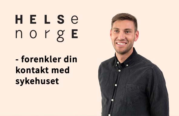 En mann som smiler med mikrofon