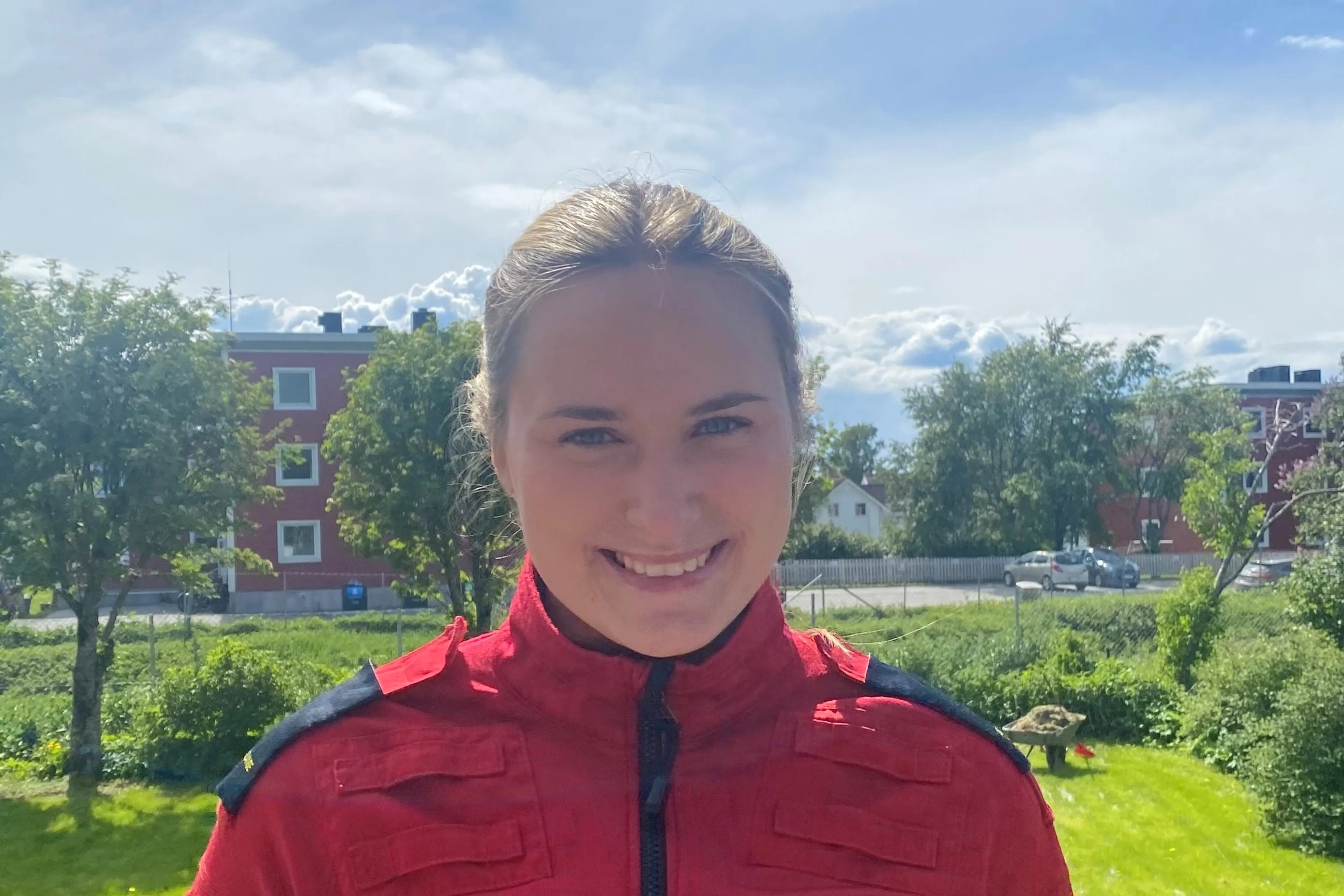 En gutt som smiler til kameraet