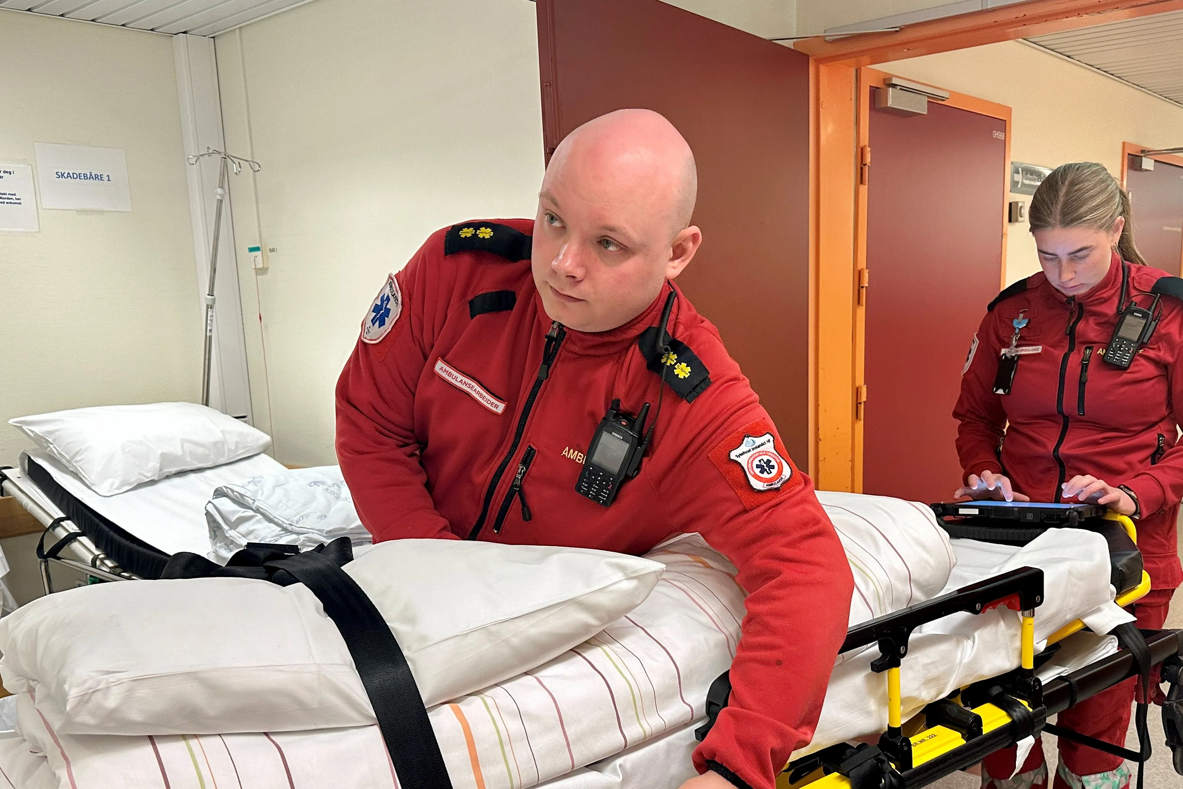 En person i rød jakke