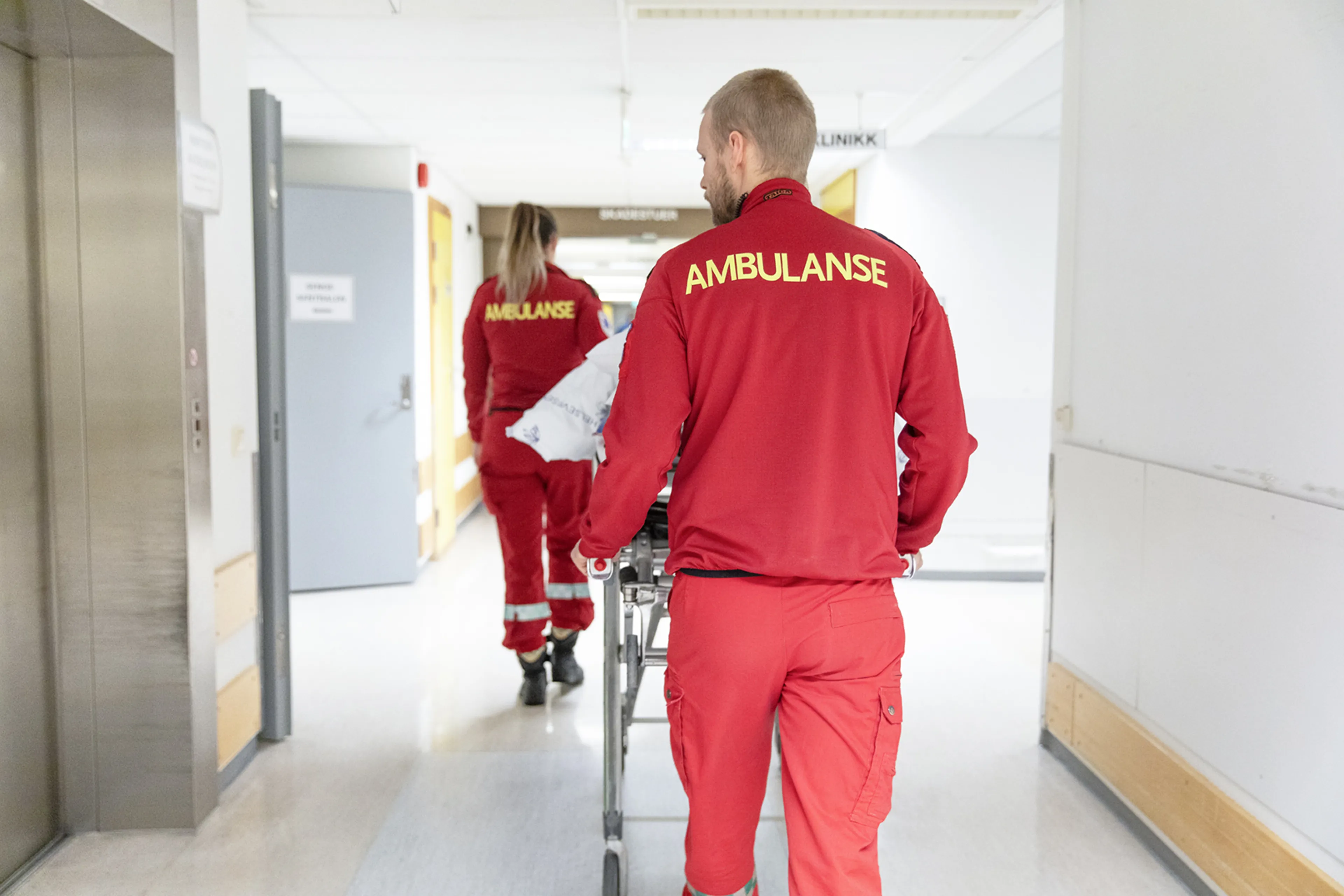 En mann i rød drakt