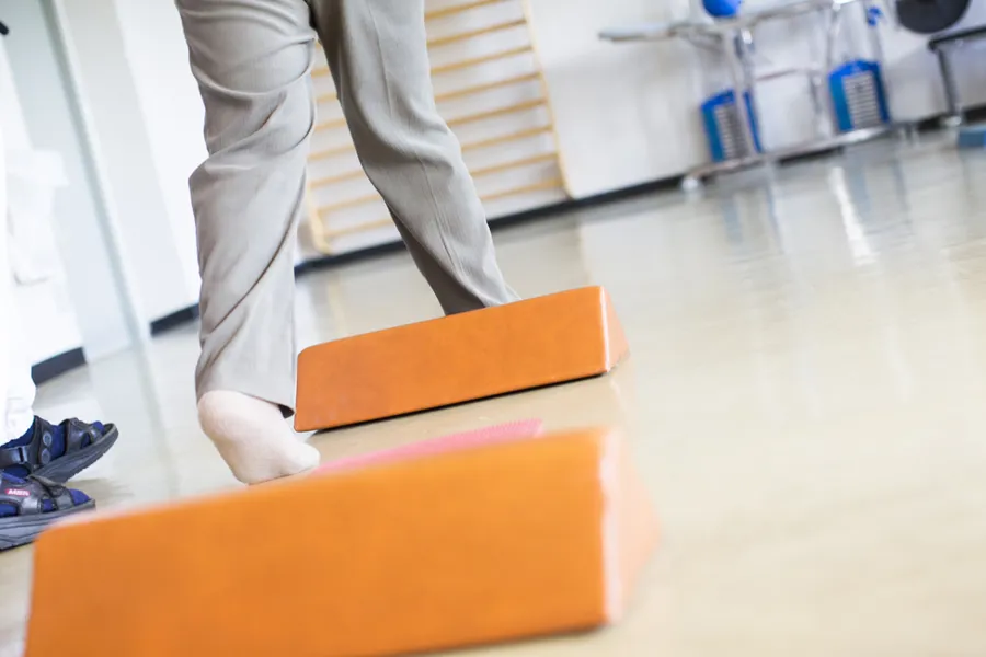 En persons føtter på gule gymputer.