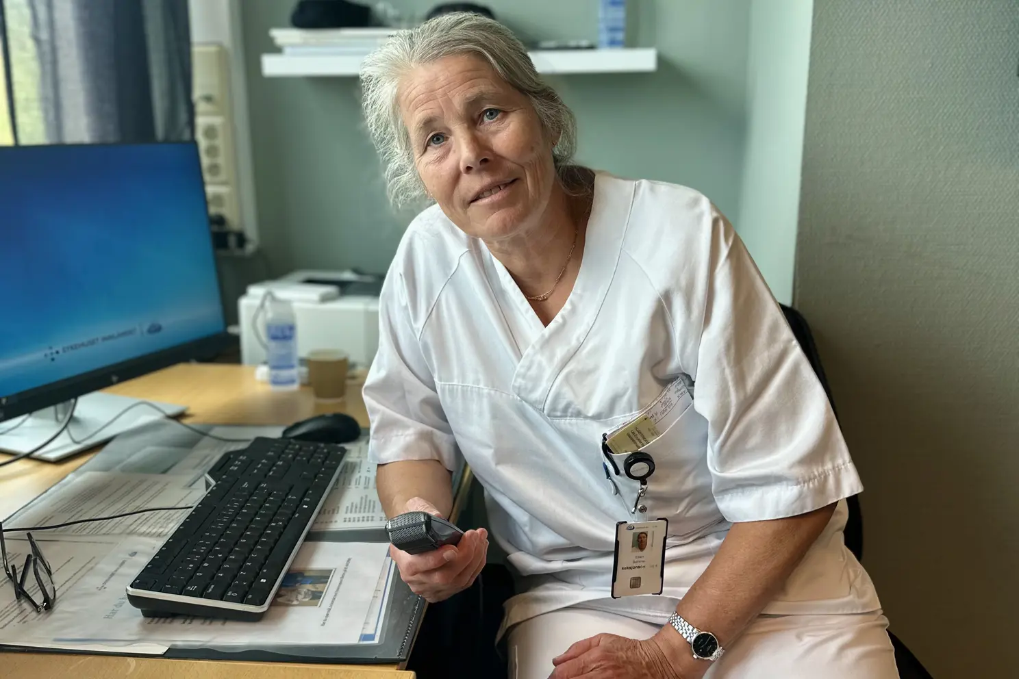 Avdelingsoverlege Ellen Bøhmer med utstyr for talegjenkjenning, portrett