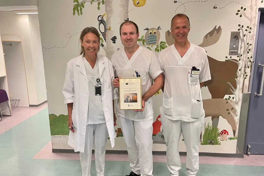 Ansatte ved Barne- og ungdomsavdelingen viser stolt fram prisen.