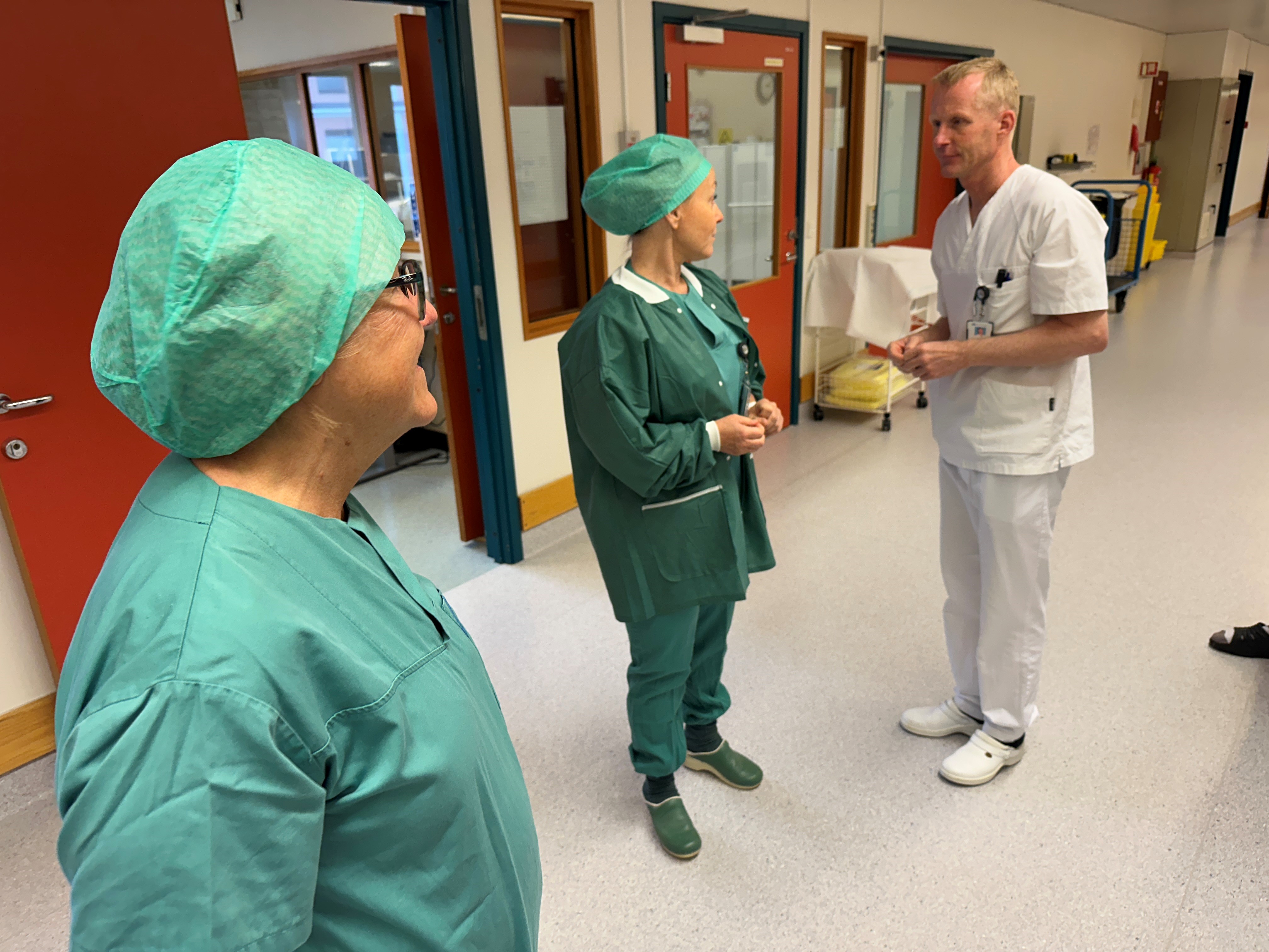 En gruppe mennesker i kirurgiske skrubb