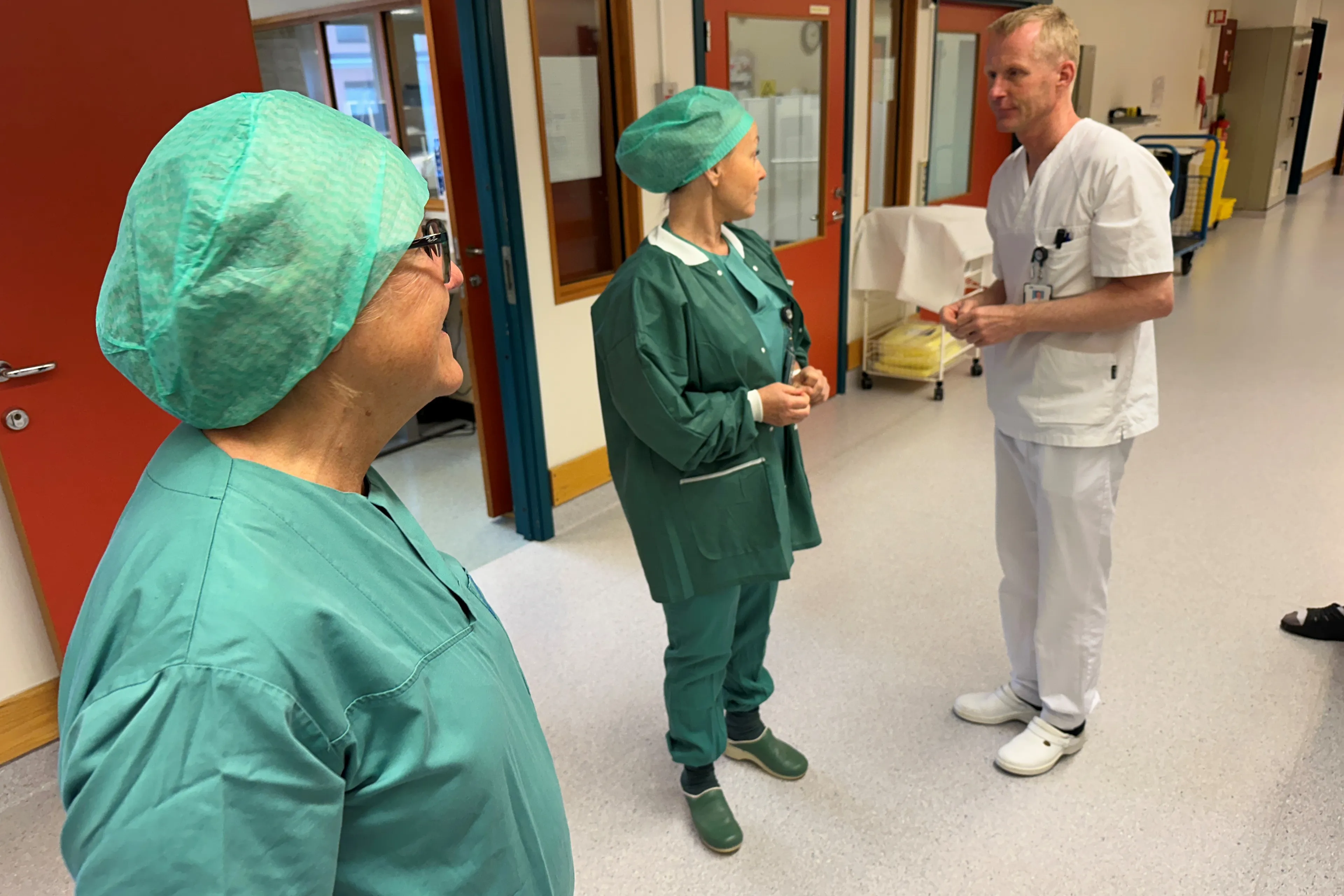 En gruppe mennesker i kirurgiske skrubb