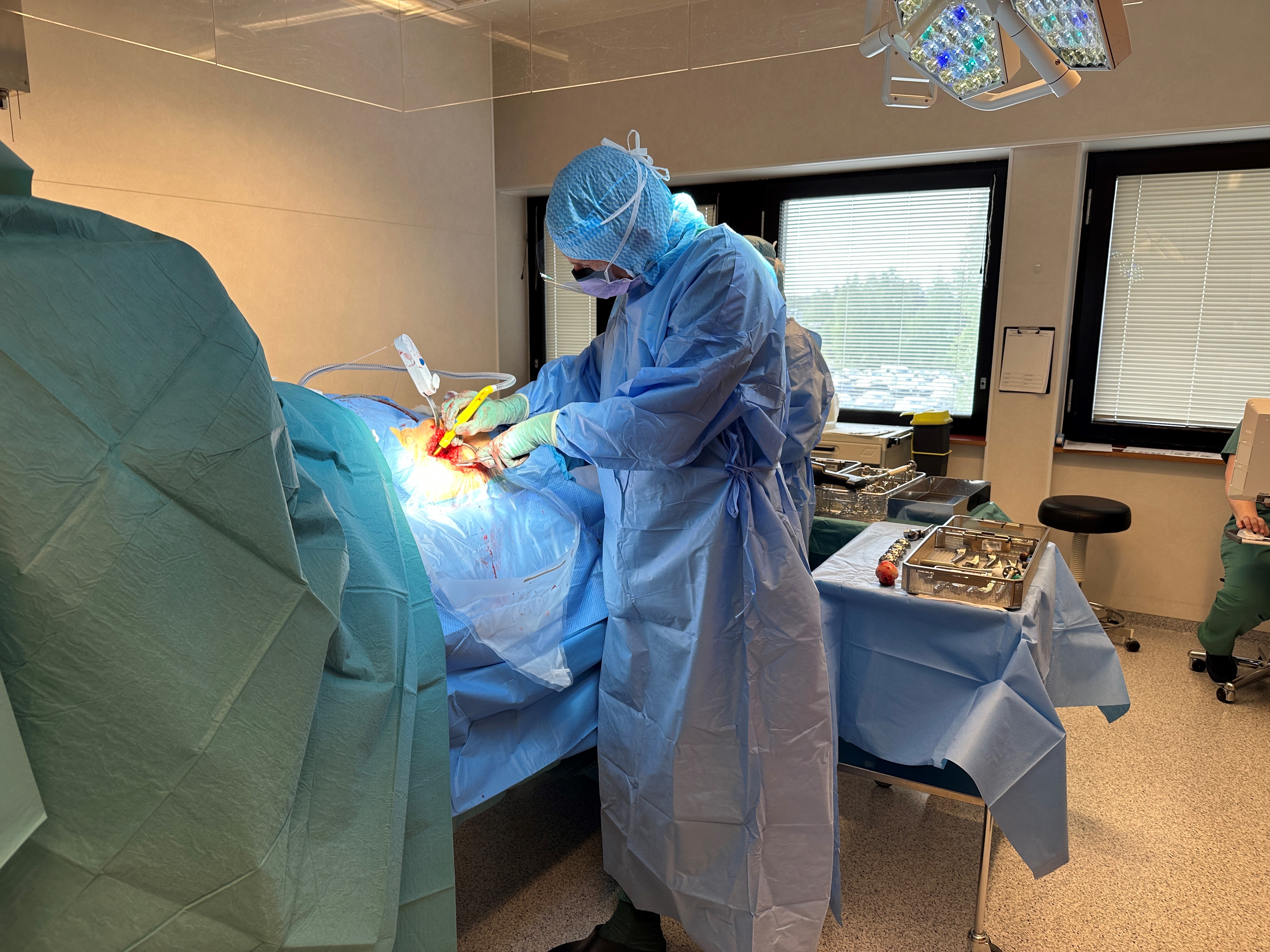 En person i en kirurgisk skrubb