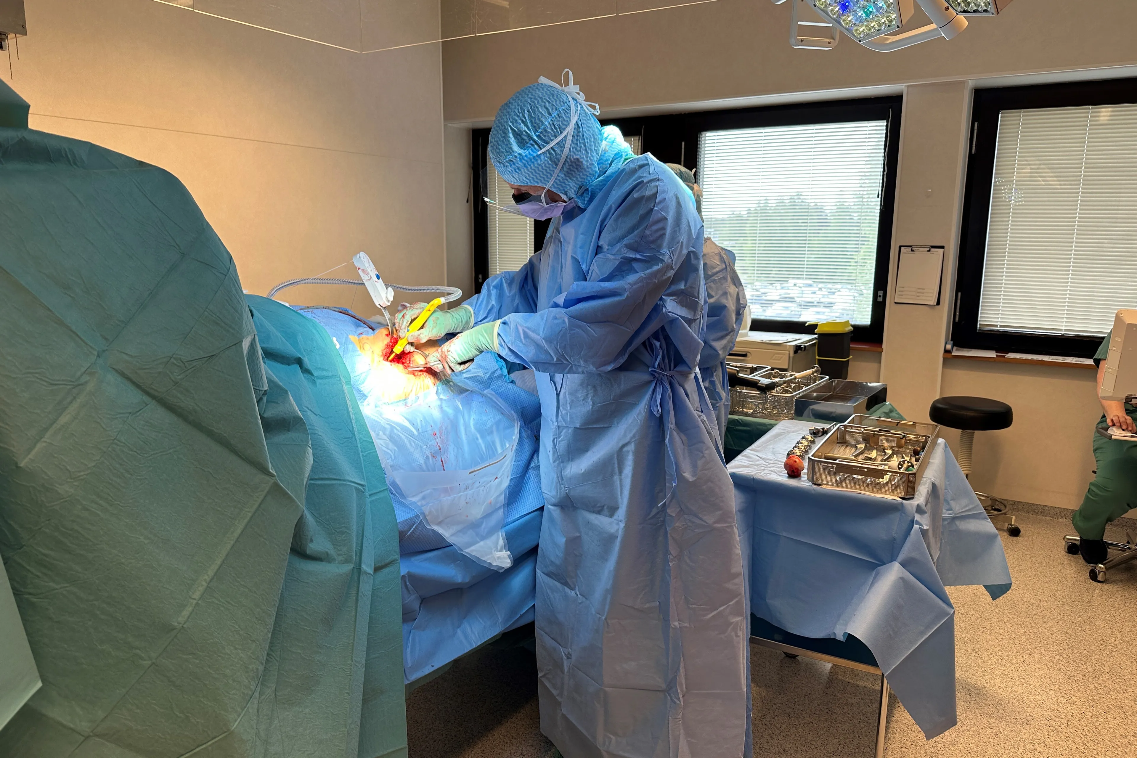 En person i en kirurgisk skrubb