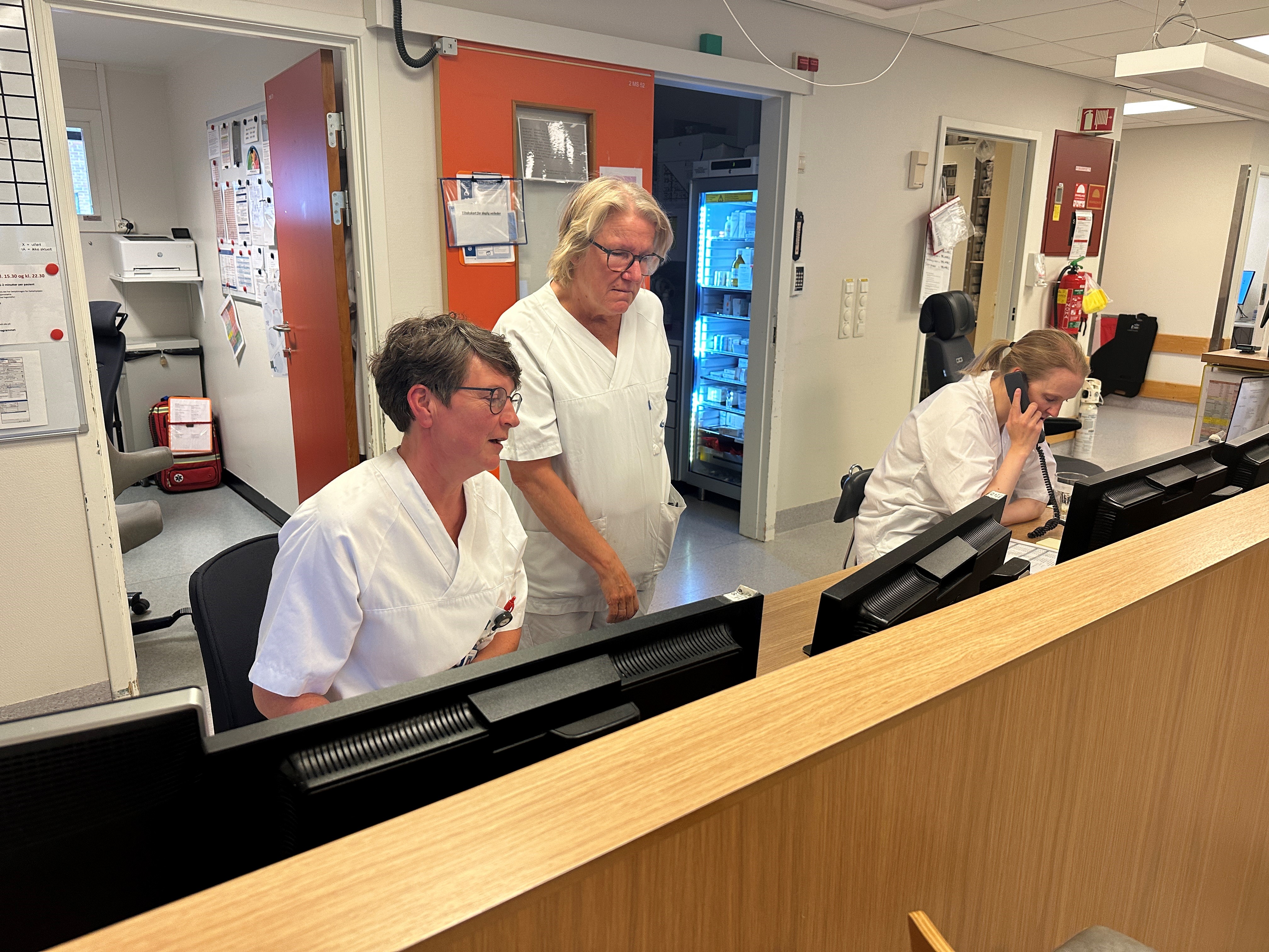 En gruppe mennesker i et laboratorium