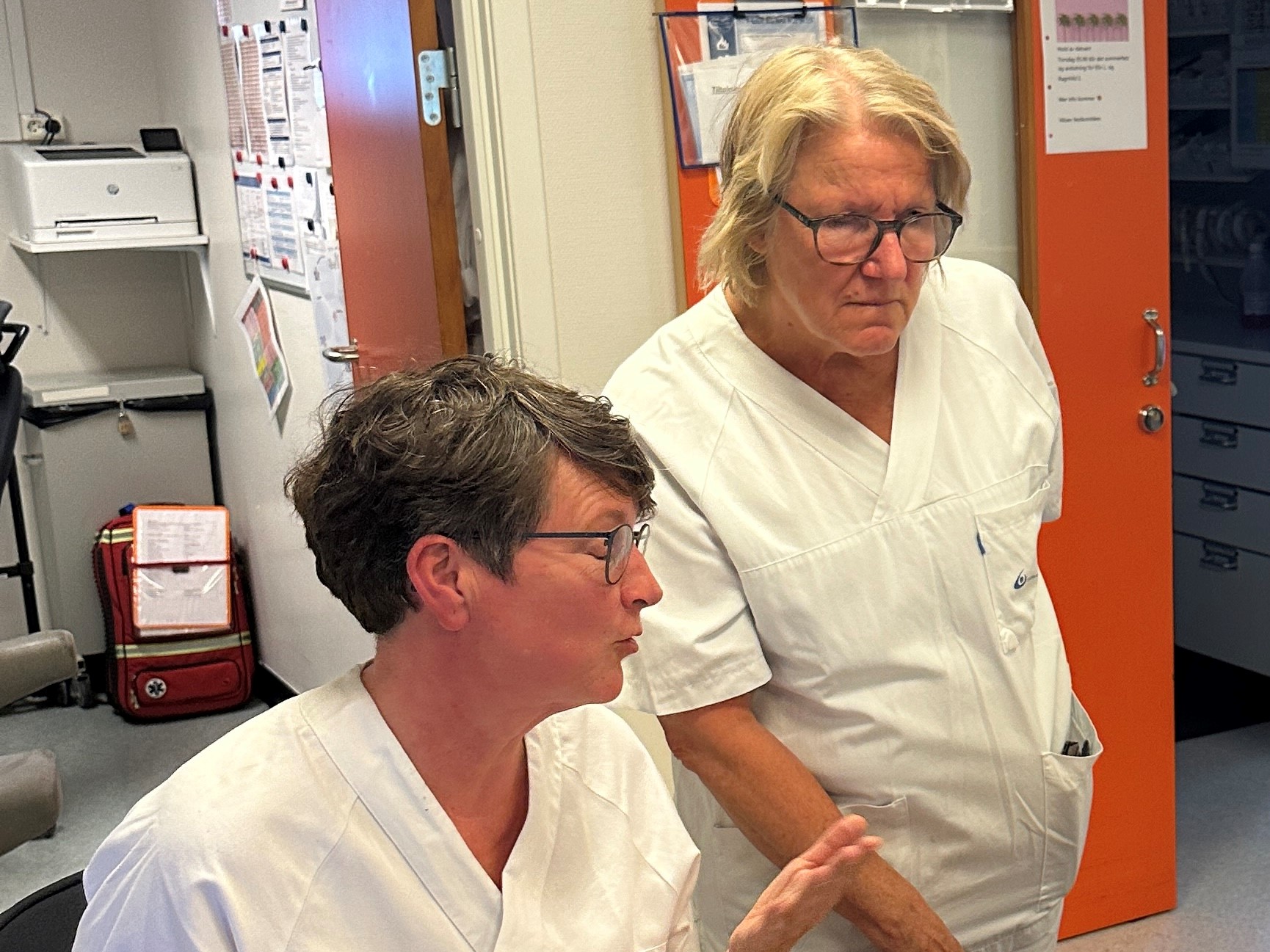 En lege som snakker med en pasient