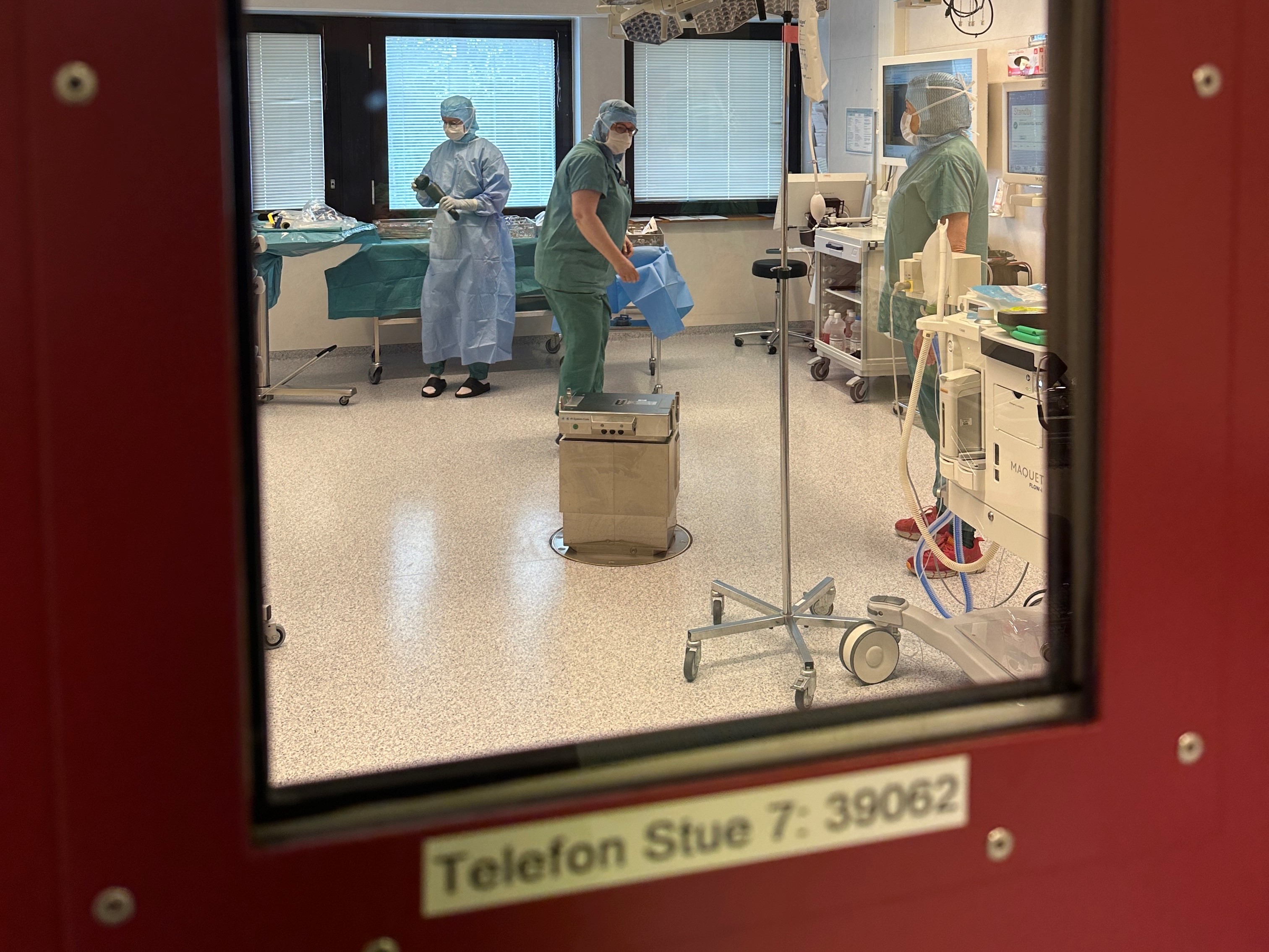 Et par menn i et rom