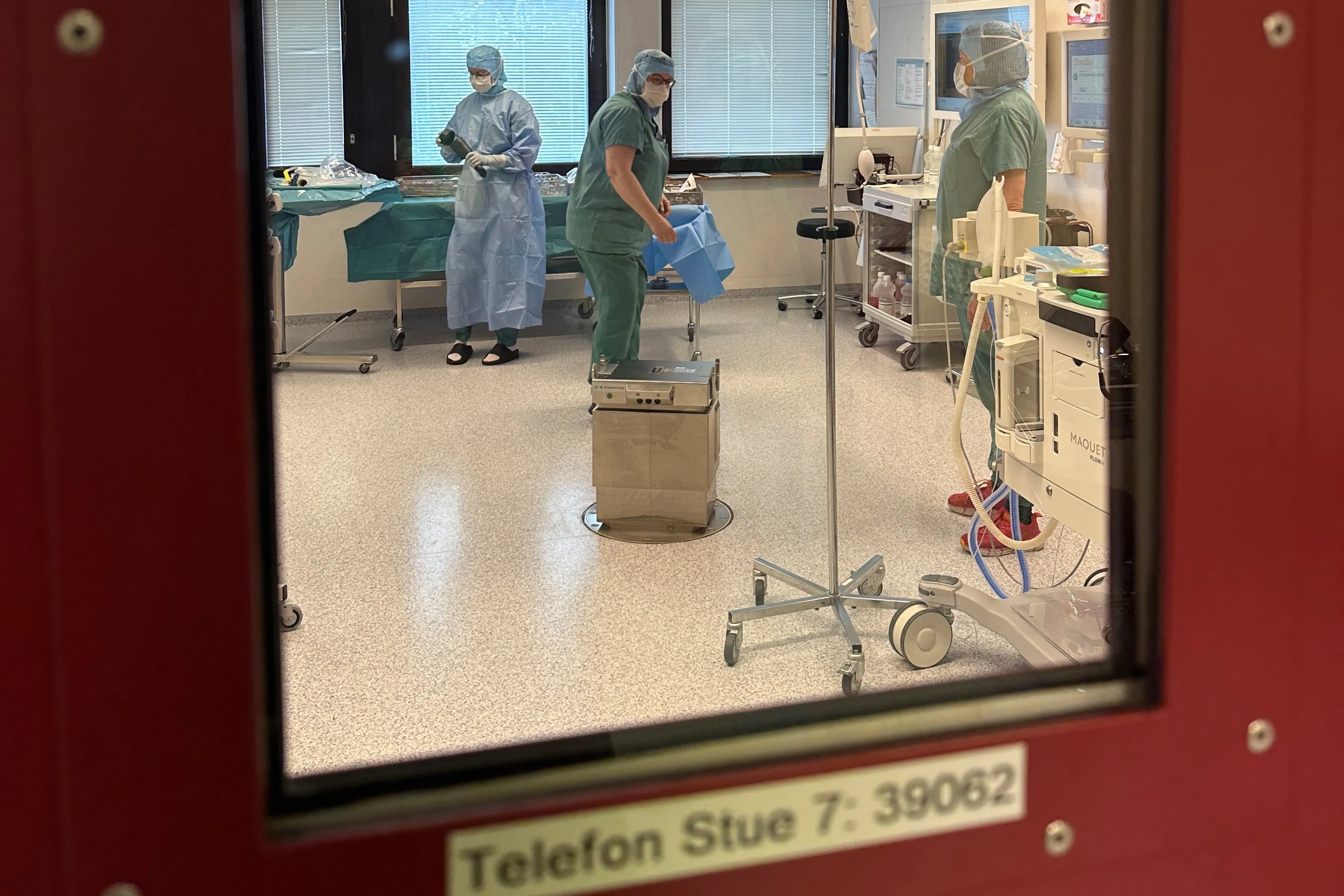 Et par menn i et rom