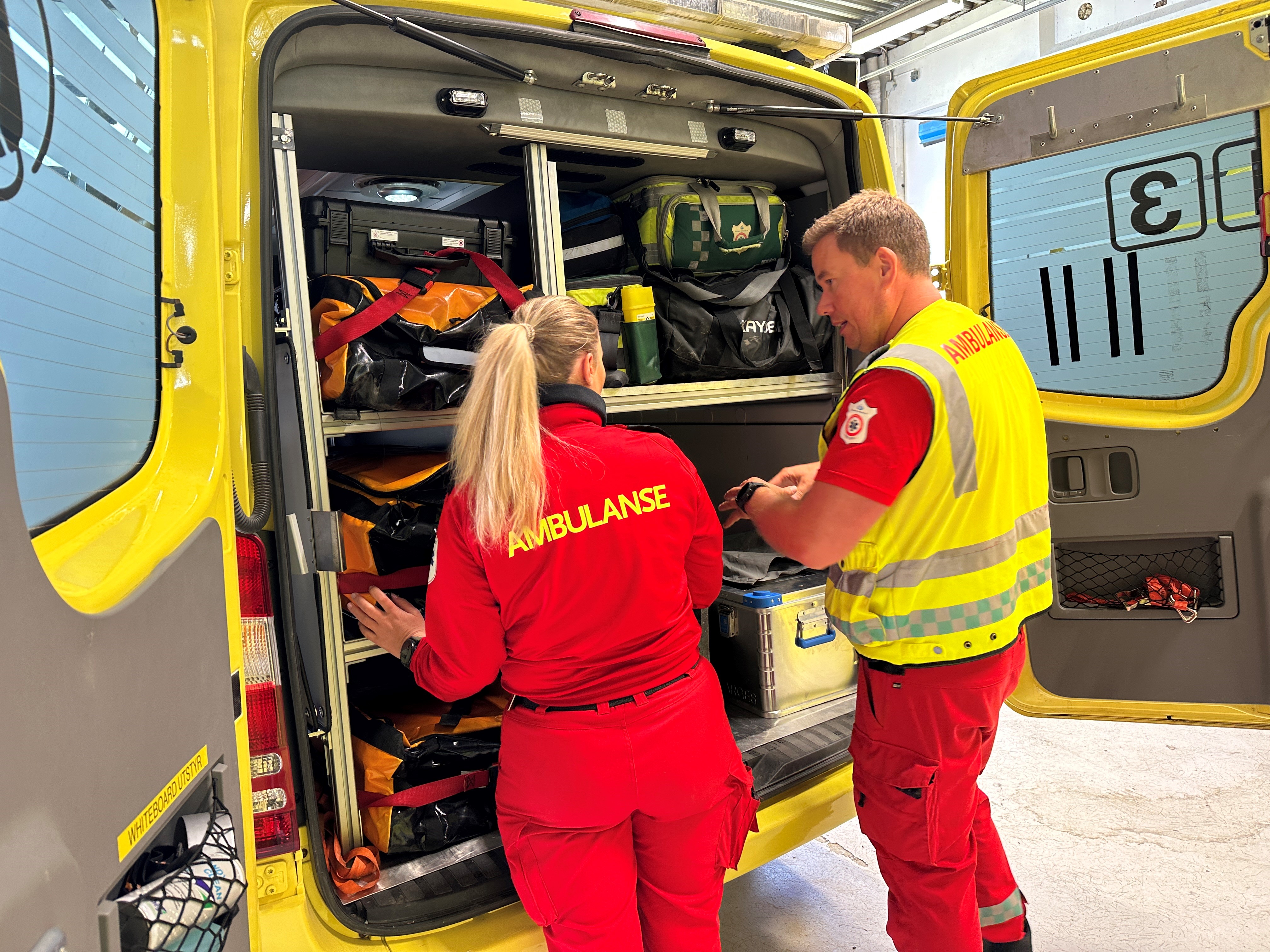 Noen få personer som setter seg inn i et kjøretøy