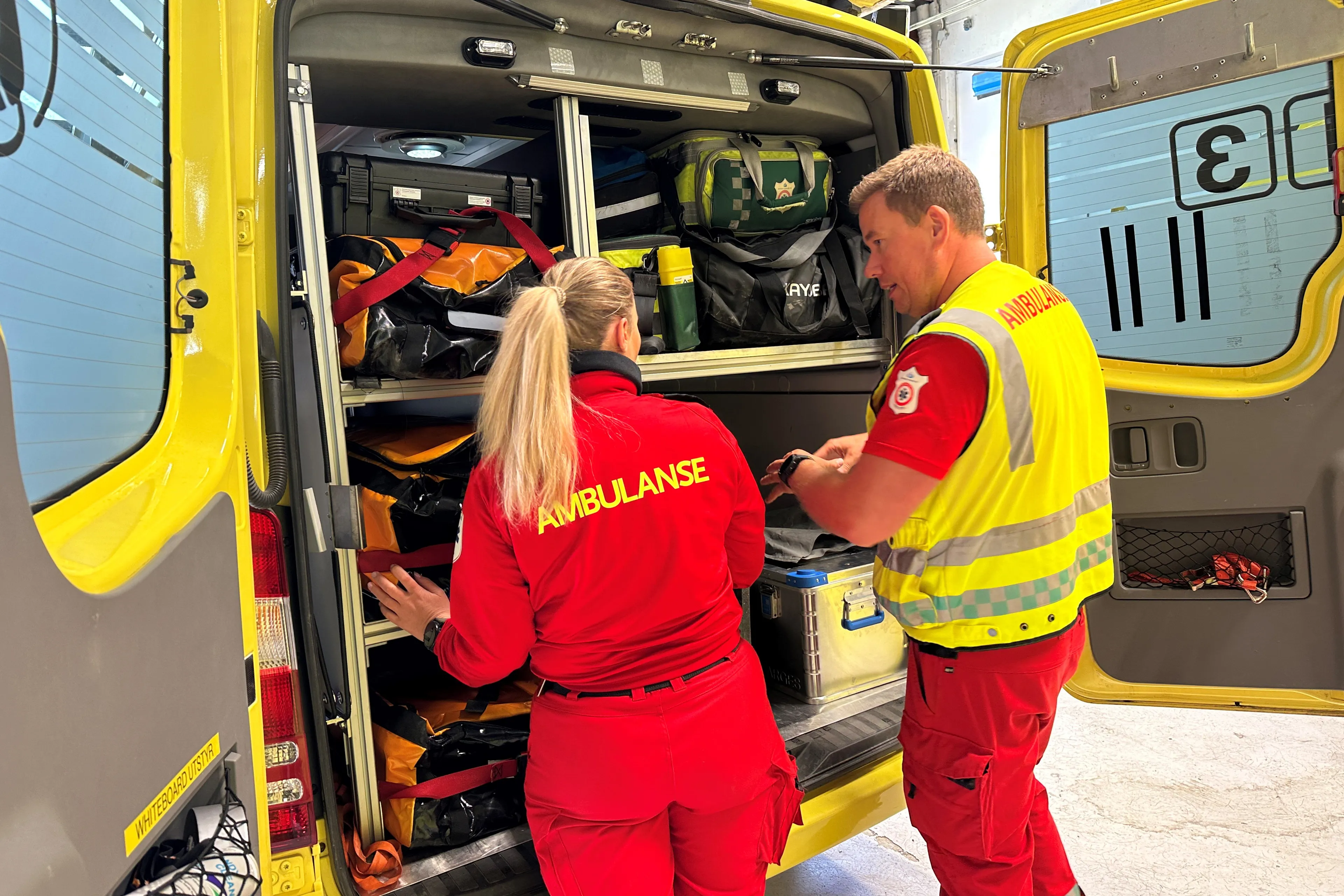 Noen få personer som setter seg inn i et kjøretøy