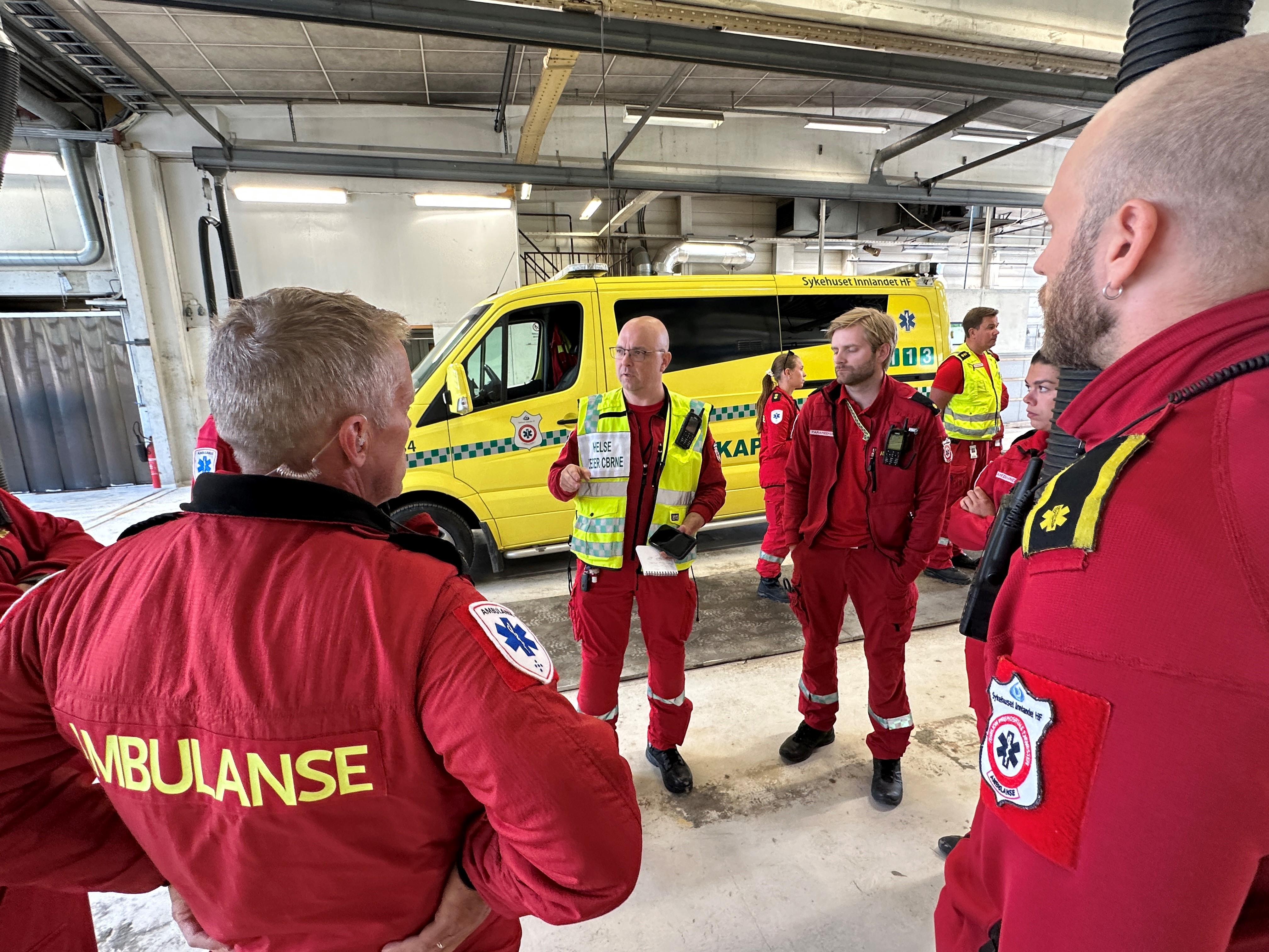 En gruppe menn i røde dresser