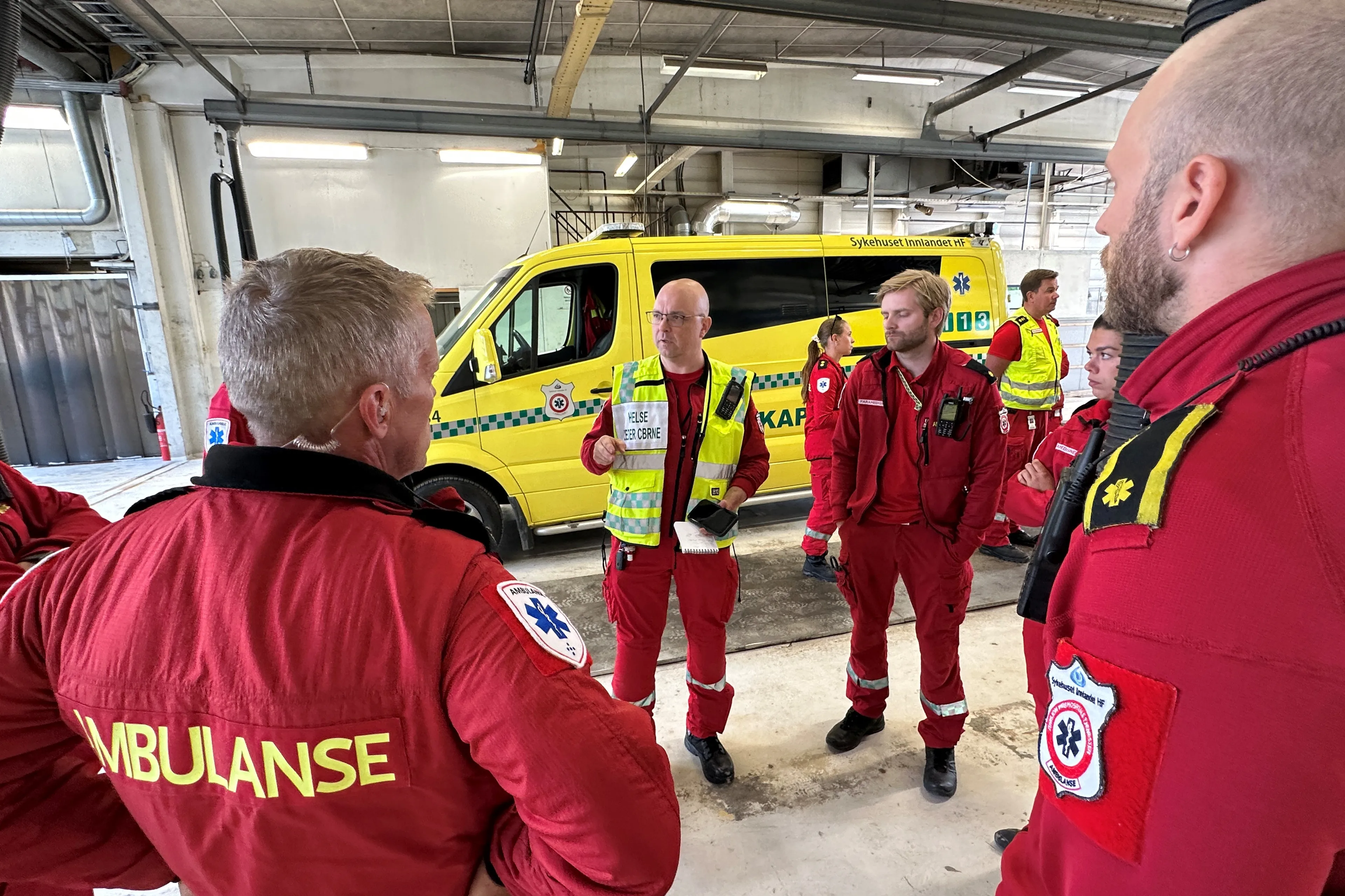 En gruppe menn i røde dresser