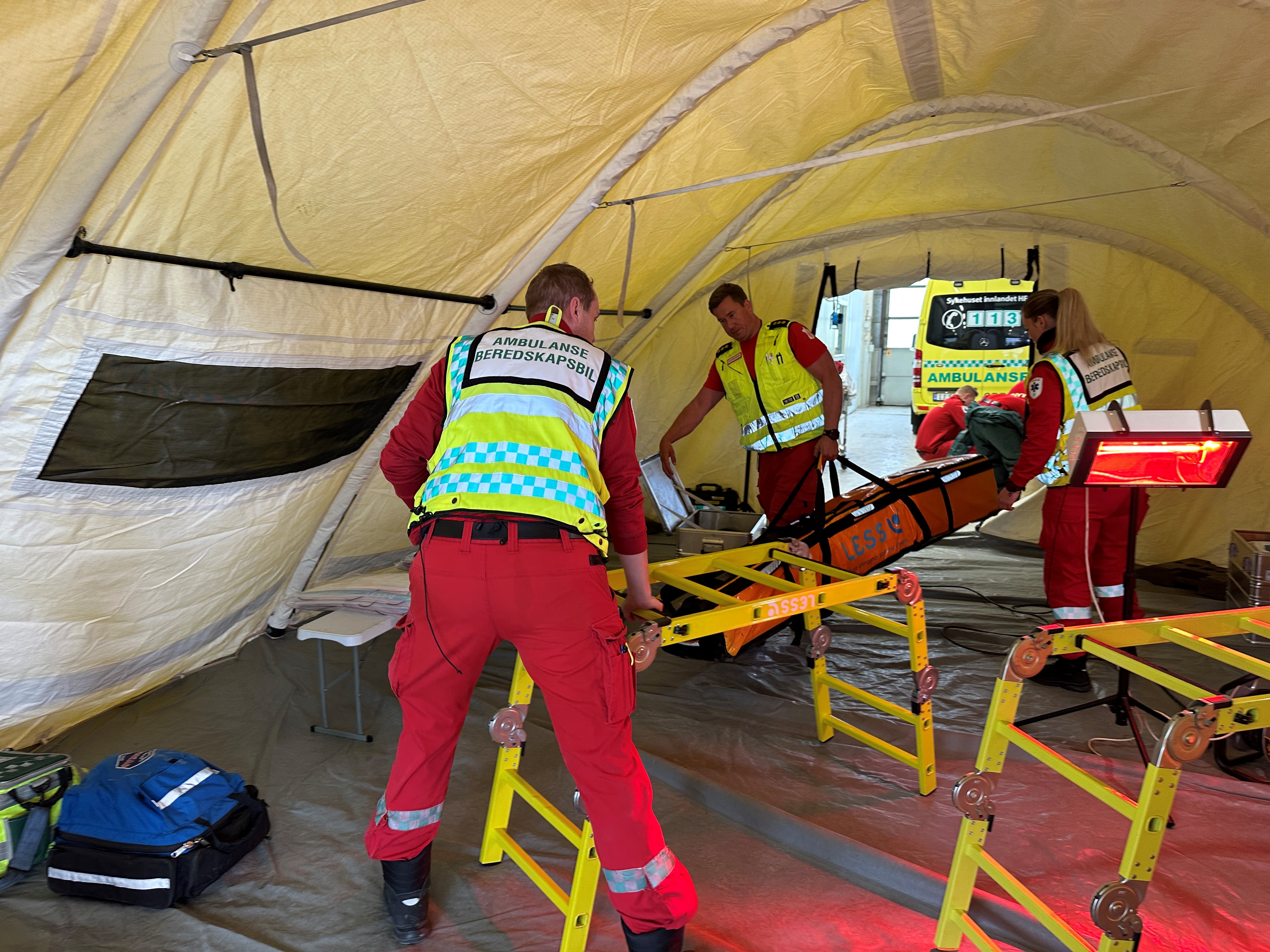 En gruppe mennesker i et telt