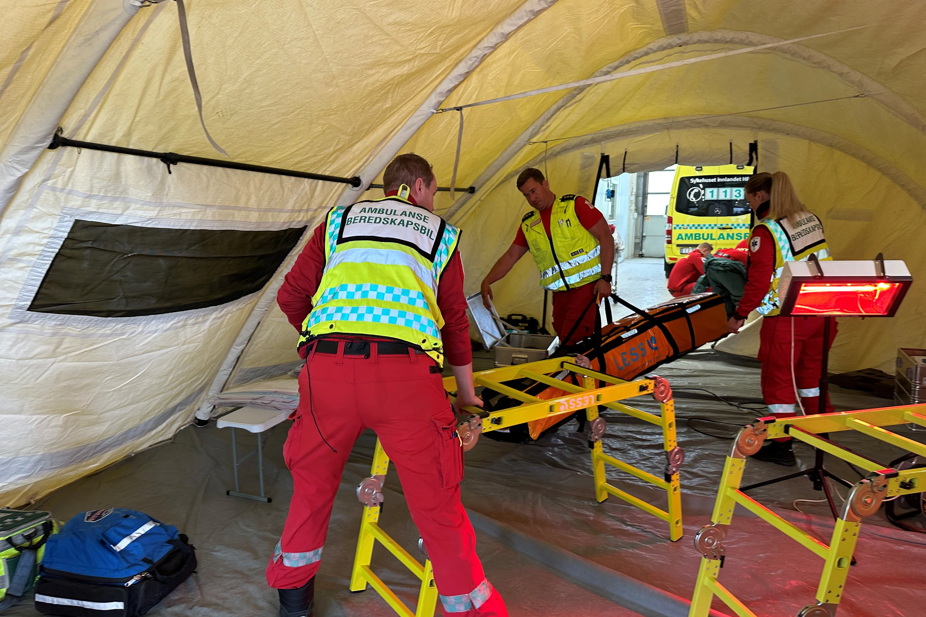 En gruppe mennesker i et telt