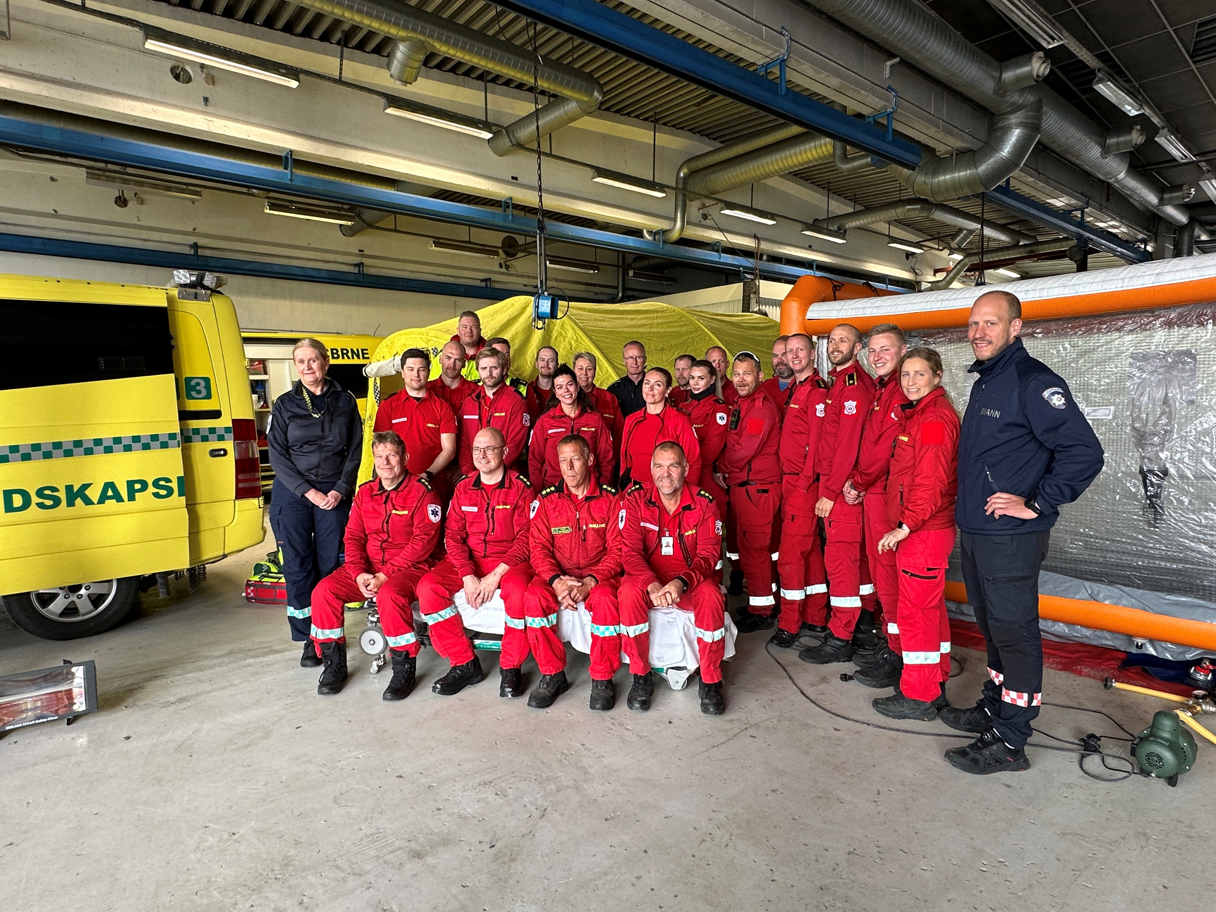 En gruppe mennesker i røde uniformer